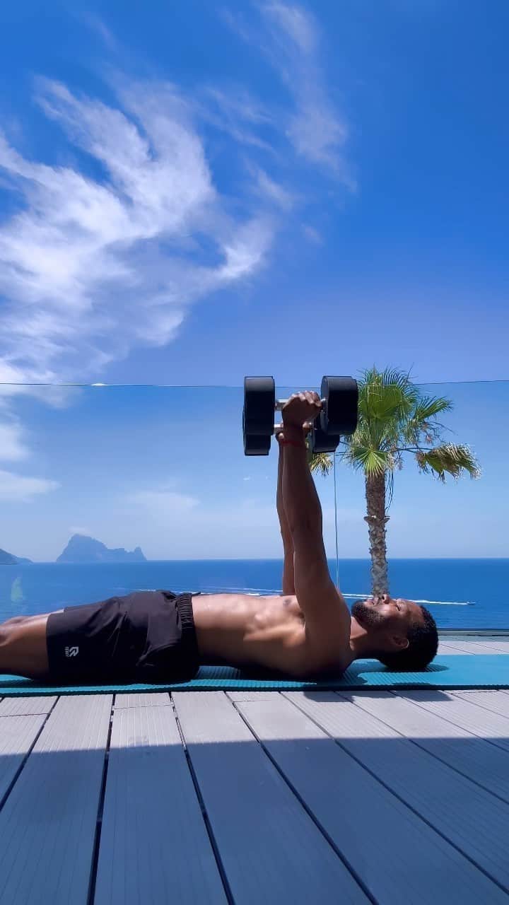 カルフィン・ヨン・ア・ピンのインスタグラム：「Workout in paradise」