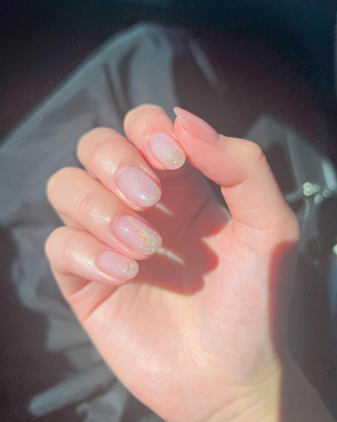 水沢エレナのインスタグラム：「💅  #オーロラ #マグネット  光が当たらない時は、上品な透明感のある乳白色で🐚 太陽光や照明が当たると2枚目、3枚目みたいに綺麗なオーロラ、虹色に煌めくんだよ✨ お気に入りのジェルが増えて嬉しいな♡  @mizuho_nail   👙 ハイパーナイフもしてきたよ🌿 温めたあとにしっかりマッサージするから、深部からほぐれる感じがするんだ☺️  @total_salon_ibc」