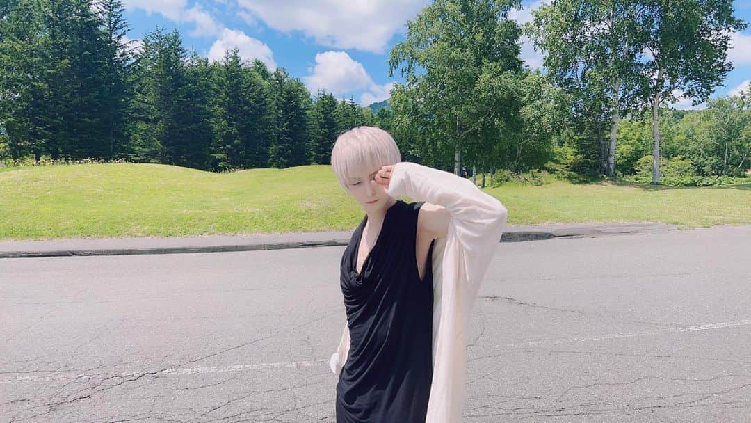 まふまふのインスタグラム：「日差しに弱いタイプ。 #まふまふ #北海道」