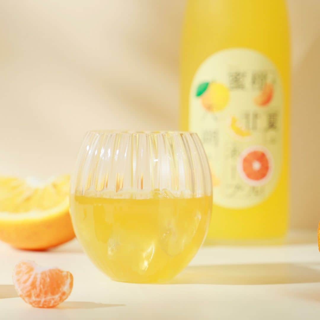 KURAND@日本酒飲み放題さんのインスタグラム写真 - (KURAND@日本酒飲み放題Instagram)「4種柑橘ブレンド酒  その名も... 『 蜜柑と八朔と甘夏とネーブル 』  和歌山産の4つの柑橘を絶妙ブレンドして ジューシーな甘み、爽やかな香り、そして ビターな余韻までを実現したお酒。  極上のバランスで完成された 柑橘好きのためのプレミアム果実酒です。  ----------------------------  お酒のオンラインストア「クランド」 なら新しいお酒との出会いがたくさん！  他のお酒はプロフィールのURLから →@kurand_info ----------------------------  お酒にまつわる情報を発信中。 フォローやいいねお待ちしています🥂  #お酒 #クランド #柑橘 #蜜柑 #リキュール #お酒好きな人と繋がりたい #お酒大好き #お酒好き #みかん酒 #果実酒」7月4日 17時20分 - kurand_info