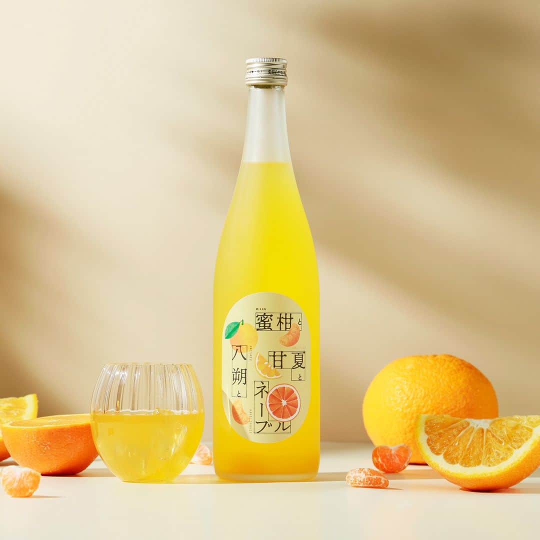 KURAND@日本酒飲み放題のインスタグラム：「4種柑橘ブレンド酒  その名も... 『 蜜柑と八朔と甘夏とネーブル 』  和歌山産の4つの柑橘を絶妙ブレンドして ジューシーな甘み、爽やかな香り、そして ビターな余韻までを実現したお酒。  極上のバランスで完成された 柑橘好きのためのプレミアム果実酒です。  ----------------------------  お酒のオンラインストア「クランド」 なら新しいお酒との出会いがたくさん！  他のお酒はプロフィールのURLから →@kurand_info ----------------------------  お酒にまつわる情報を発信中。 フォローやいいねお待ちしています🥂  #お酒 #クランド #柑橘 #蜜柑 #リキュール #お酒好きな人と繋がりたい #お酒大好き #お酒好き #みかん酒 #果実酒」
