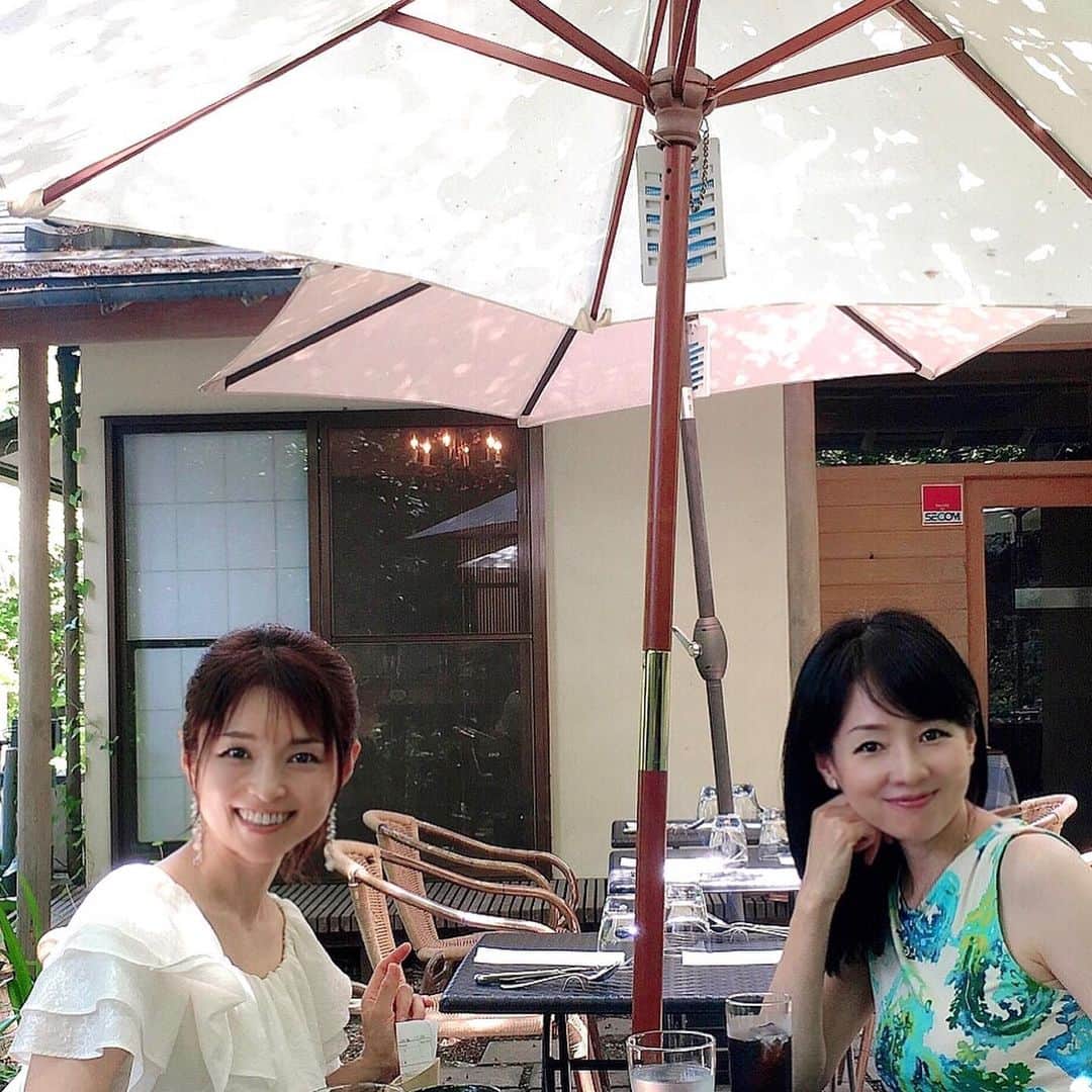 近藤淳子さんのインスタグラム写真 - (近藤淳子Instagram)「半年に渡ったプロジェクトが無事に終わり、ホッと一息。時間が出来てすぐに逢いたくなった親友のりえちゃんと、前を通るたびにいつも気になっていた北鎌倉の紫ゆかりへ。レトロな雰囲気の店内でランチをいただき、緑に囲まれたテラス席でお茶タイム。あんなにも暑かったのが嘘のように、木陰では心地よい涼風が通り過ぎていきました。りえちゃん、癒しのひとときをありがとう✨  #北鎌倉  #好きな人と気になっている場所に  #藤田りえ  @rie_fujita.ana」7月4日 17時15分 - kondo_junko_
