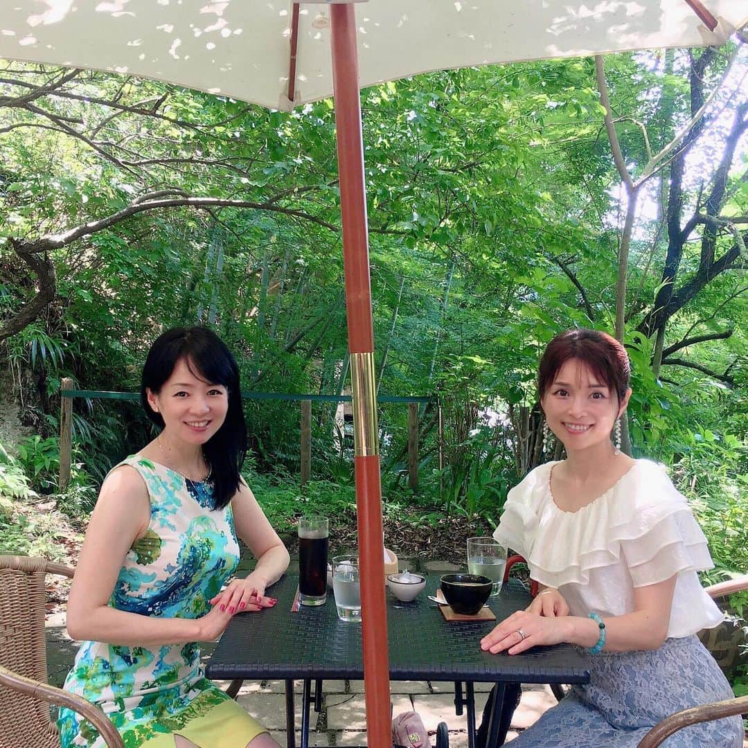 のインスタグラム：「半年に渡ったプロジェクトが無事に終わり、ホッと一息。時間が出来てすぐに逢いたくなった親友のりえちゃんと、前を通るたびにいつも気になっていた北鎌倉の紫ゆかりへ。レトロな雰囲気の店内でランチをいただき、緑に囲まれたテラス席でお茶タイム。あんなにも暑かったのが嘘のように、木陰では心地よい涼風が通り過ぎていきました。りえちゃん、癒しのひとときをありがとう✨  #北鎌倉  #好きな人と気になっている場所に  #藤田りえ  @rie_fujita.ana」