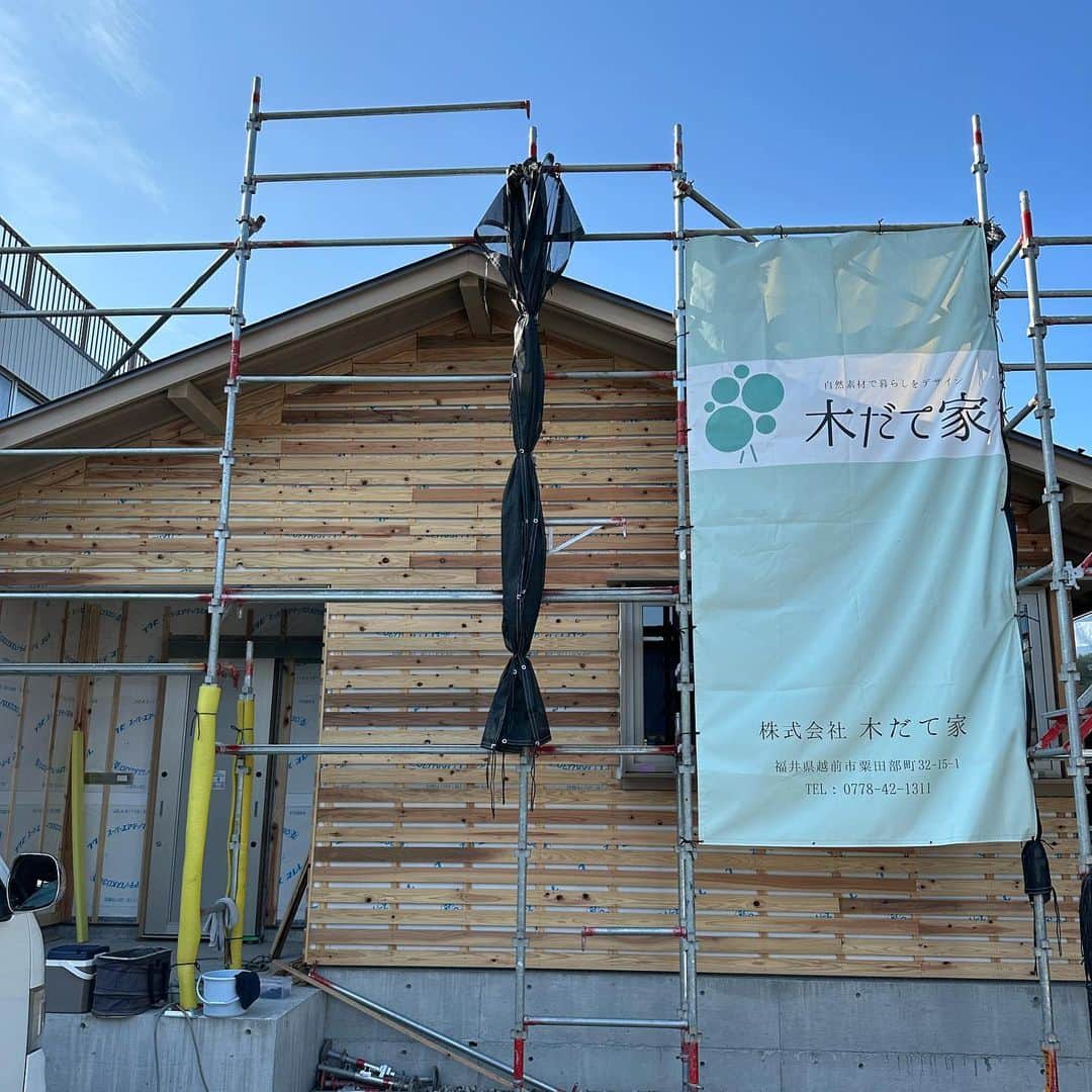 のインスタグラム：「ㅤㅤㅤㅤㅤㅤㅤㅤㅤㅤㅤㅤㅤ 越前市｢くらたにの平屋｣ 〜進捗状況〜 本日は屋根工事です‼️ 約15mのAT葺き完成しました！ ・ ・ ・ #木だて家 #一級建築士事務所 #木の家 #自然素材 #福井県 #越前市 #工務店 #住宅会社 #注文住宅 #家づくり #新築 #一戸建て #マイホーム #福井工務店 #福井住宅会社 #福井注文住宅 #福井家づくり #福井新築 #福井一戸建て #福井マイホーム」