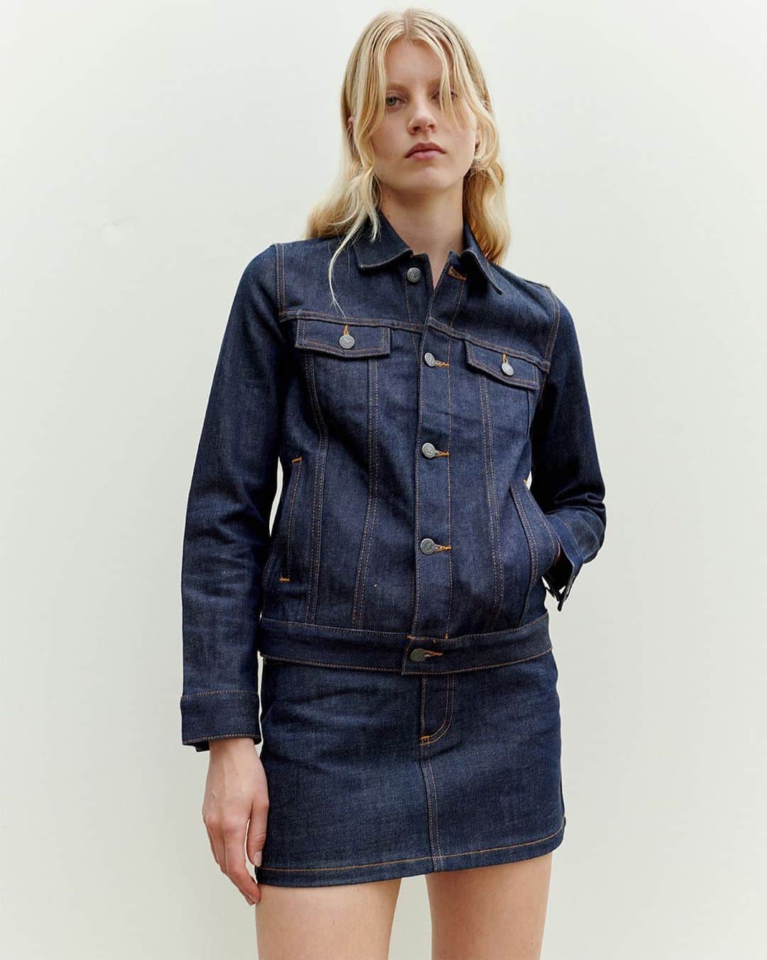 アーペーセーのインスタグラム：「A uniform that goes beyond seasons.   Chic, easy-to-wear pieces in raw denim for an A.P.C. wardrobe that focuses on the essentials.   #APCParis」
