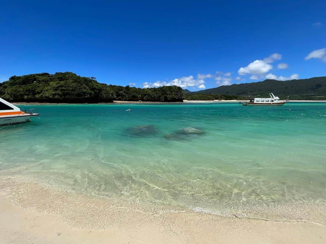 ちとせよしのさんのインスタグラム写真 - (ちとせよしのInstagram)「石垣島初上陸！🌺🌴🐠 最高の3日間を過ごしました~(˶ᐢᗜᐢ˶) 写真まだまだある…しばらく載せさせてください！笑  夏らしいことたくさん出来たな🤣🫶🏻  #石垣島 #石垣島旅行 #竹富島 #コンドイビーチ #川平湾」7月4日 17時29分 - chitose_yoshino