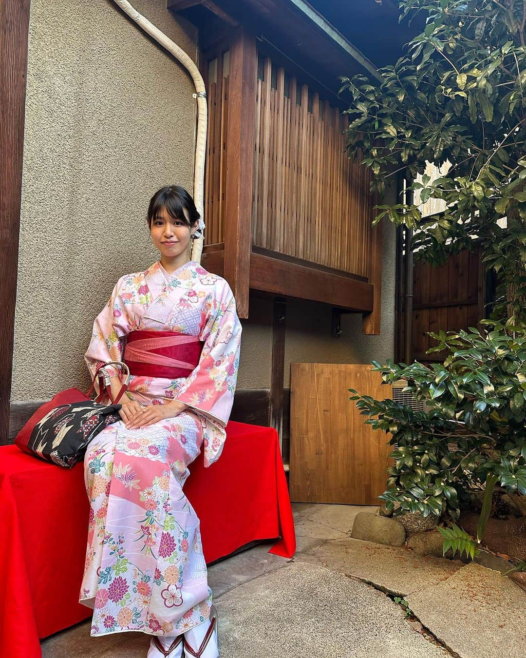 岩間夏美さんのインスタグラム写真 - (岩間夏美Instagram)「. . 今年は浴衣着れるかな？  写真は去年紅葉の季節に 京都に行った時のです🤭  お祭りや花火大会とか 近いものだと七夕祭りもある？  行く予定ありますか☺️？  ✺ ✳︎ ✺ ✳︎ ✺ ✳︎ ✺ ✳︎ ✺ ✳︎ フリーランスモデルとして活動しています💐 (遠方からのご依頼も受付中)  アパレル、ビューティー、ブライダルなど ショー、撮影、映像、MV対応可能です⸝⋆⸝⋆  ご依頼はDMまたはメールへお願いします▸◂  プロフィールや他の投稿はこちら ⇨ @iwama_natsumi  . . . . . #浴衣女子 #着物女子 #ファッションモデル #被写体モデル #いいね返し #コーディネート #京都観光 #京都旅行 #着物デート #浴衣デート #ピンクコーデ #ootd #followme #like4like #l4l #likeforfollow #tflers #fffff #followforfollowback」7月4日 18時00分 - iwama_natsumi