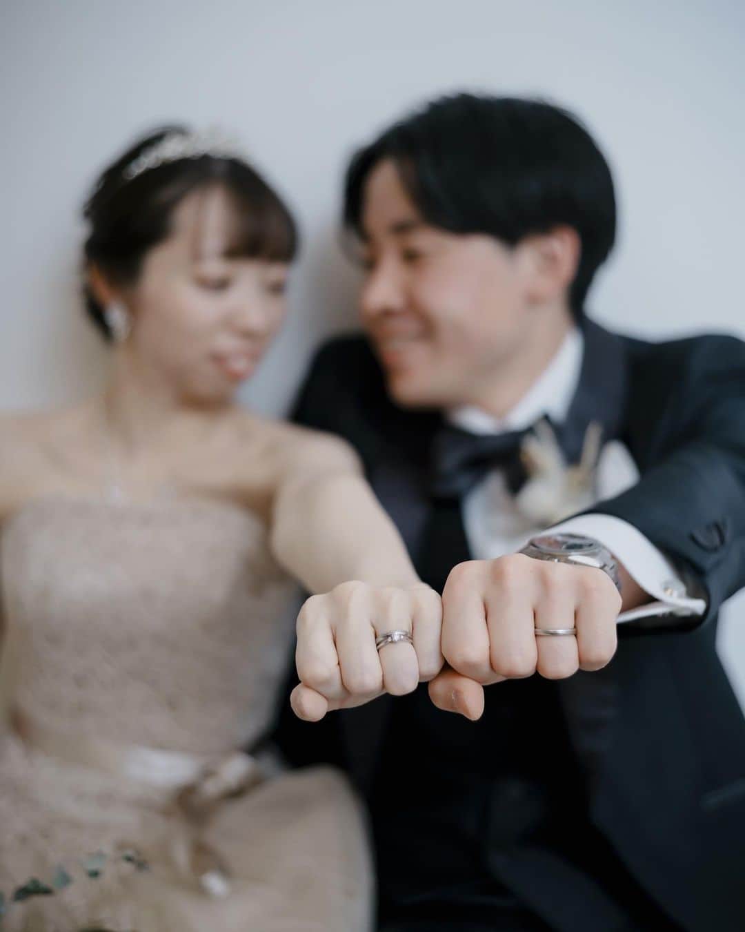 ラヴィ•ファクトリーさんのインスタグラム写真 - (ラヴィ•ファクトリーInstagram)「. 【写真で叶える結婚式】 . 新郎新婦おふたりのお写真はもちろん 大切な人とのお写真も残して👯‍♀️ 自然な表情もこの瞬間ならでは📸  . —————— ラヴィファクトリー: @hiroshima_laviefactory Photographer: @tsubasagram283 AREA:JAPAN,HIROSHIMA —————— @laviefactoryをフォローして #laviefactory #ラヴィファクトリー のハッシュタグをつけて お写真を投稿してみてくださいね✳︎ . こちらの公式IG（@laviefactory） で取り上げさせていただきます✨ . 思わず笑顔になれるハートのある 「家族写真」はラヴィクルール* >>>@laviecouleur_official . #wedding #weddingphotography #photo  #ハートのある写真 #instawedding #結婚写真 #ウェディング #ウェディングフォト #撮影指示書 #ロケーションフォト #前撮り#写真好きな人と繋がりたい #フォトウェディング #卒花 #後撮り #ウェディングニュース #前撮り小物 #前撮りフォト #前撮りアイテム #ウェディング撮影 #撮影構図 #前撮りアイディア #撮影指示書 #花嫁コーディネート #花嫁コーデ #洋装ロケフォト #姉妹フォト #広島花嫁 #花嫁コーディネート」7月4日 17時23分 - laviefactory