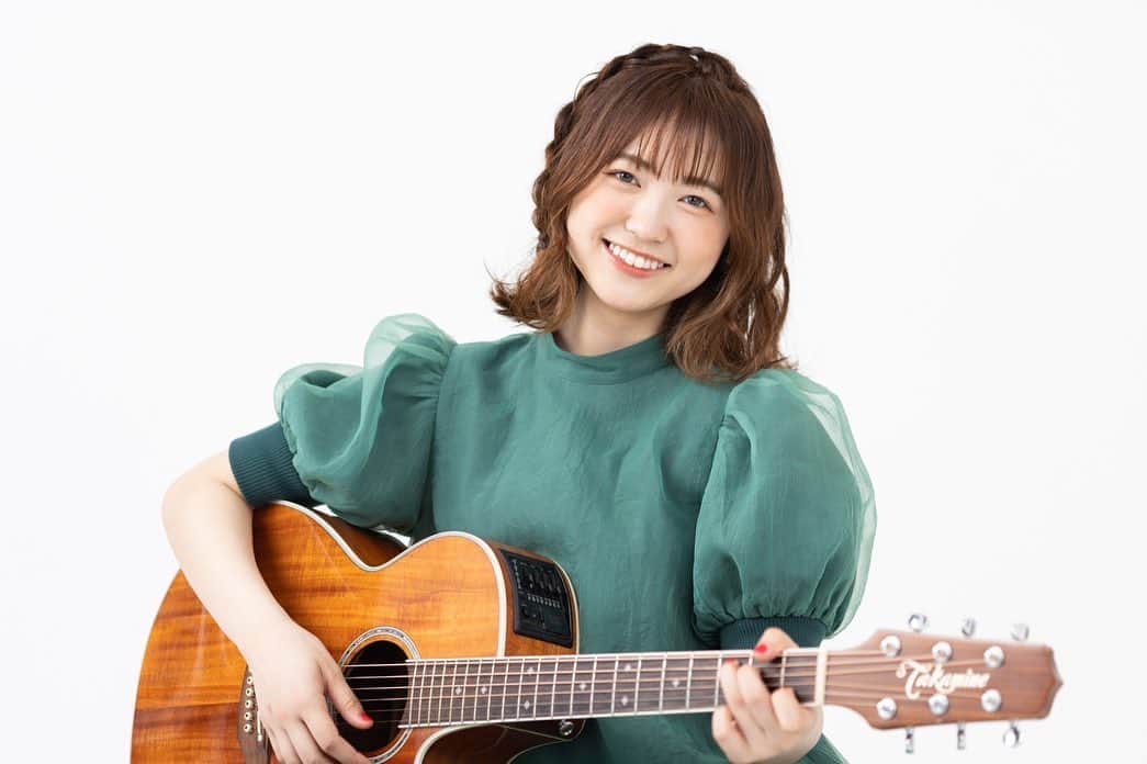 のインスタグラム：「プロフィール写真をついに更新しました…🌼  実は、今年に入ってから作詞作曲を始めています。 いくつか曲も完成しつつあるので、早く皆に聞いてもらいたい…、 これからは"アーティスト"活動も頑張っていこうと思いますので、皆さん応援していただけると嬉しいです☺️」