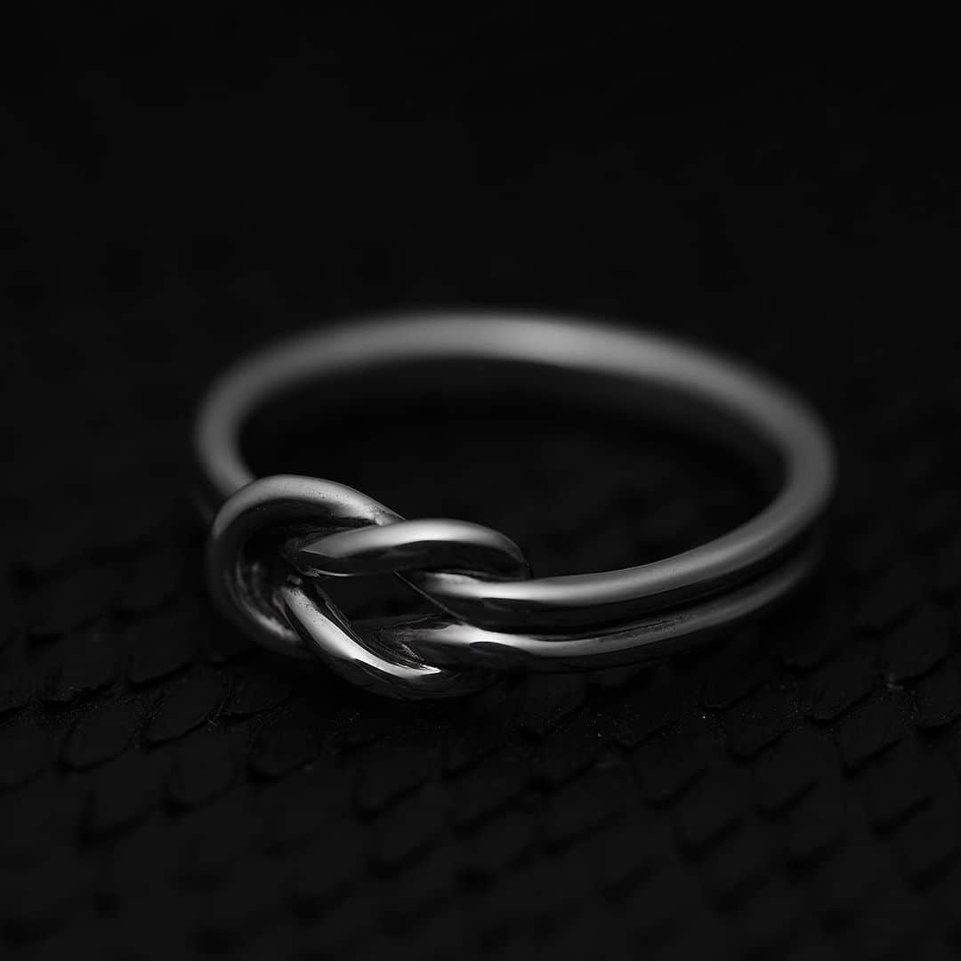 プエルタ・デル・ソルさんのインスタグラム写真 - (プエルタ・デル・ソルInstagram)「♙ ♜ ♝ ♞ ♛ ♚ 【Hercules Knot】 古代ギリシャより伝わり、引っ張れば引っ張るほど固く結びつくもっとも強い結び方から、絆や愛の象徴とされています✴︎✴︎✴︎ 結婚指輪、ペアリングなどでも人気のあるリングです✴︎✴︎✴︎  R975/¥17,600  #結婚指輪 #ブライダルリング #PUERTADELSOL #プエルタ #プエルタデルソル #accessory  #jewelry #ジュエリー #アクセサリー #madeinjapan  #fashion  #tokyo #japan  #恵比寿 /03-5489-9470 @puertadelsol_official  #大阪 /06-6136-5345  @puertadelsol_osaka」7月4日 17時24分 - puertadelsol_official