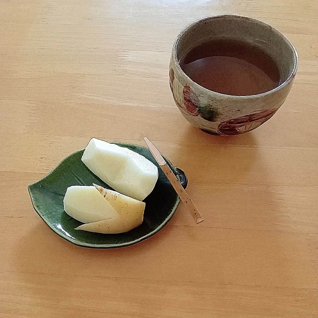 sweet_strawberryさんのインスタグラム写真 - (sweet_strawberryInstagram)「🍏７月４日は【#梨の日 】 🥔【ジャガイモ】じゃねーか！！ 🥔🍏質感リンゴっぽいけど。やるなら、大根の方が梨っぽく見えるね。 🎐夏！初物の梨！(いやいやジャガイモだってば) …遠目で見たら、🦑イカの握りにも見えるけど🍣？ · #それにしか見えない #梨#幸水#二十世紀梨#ジャガイモ#じゃがいも#りんご#見える#似てる#初物#フェイクスイーツ#よく見ると#トリックアート#間違い探し#器のある暮らし#食器好き#ティータイム#茶道#お茶菓子#丁寧の暮らし」7月4日 17時30分 - sweet_strawberry