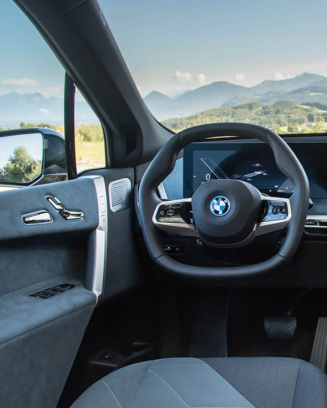 BMWさんのインスタグラム写真 - (BMWInstagram)「Swipe to admire the view from within.  The BMW iX. #THEiX #BMW #BornElectric #BMWElectric #ElectricVehicle #ElectricCar #ZeroEmissions #eMobility」7月4日 17時26分 - bmw