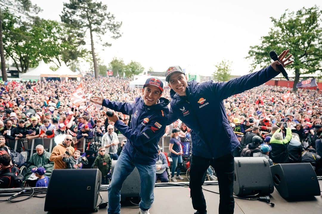 レプソル・ホンダのインスタグラム：「Missing you, the fans, most of all 🫶」
