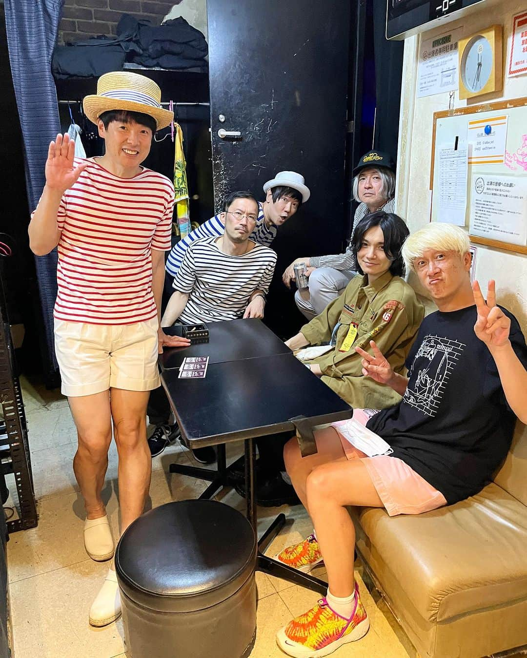 カジヒデキさんのインスタグラム写真 - (カジヒデキInstagram)「一昨日はTOKYO No.1 SOUL SETさんとの初の2マンライブでした！お互いのライブの素晴らしさはもちろん、リハから終演後の歓談まで全てが最高に楽しかったです✨❄️誘って下さったBIKKEくん、俊美さん、川辺さんに大感謝です！ありがとうございました✨また一緒にやりましょう！！ そして今回、バンドセットにして本当に良かったです。堀江くん、永井くん、大策くん、ゲンちゃん、素晴らしい演奏と和やかなムードを作って下さったメンバーの皆さんに大感謝です✨ ソウルセットさんと対バンと言う事で、久しぶりにお会いする友人や知人、最近もよく会う友人、杉村ルイさんのような憧れの方を紹介して頂いたり、みんな大集合ですごかったです✨写真が撮れなかったけどSLITSの山下さんと酒井くんにお会い出来て本当に嬉しかった！Luby Sparksのナツキくんもありがとう。嬉しかった！気の利いた差し入れを持ってリハに来てくれたケイシくんは本当にイイ人🍀そして野宮さんと昼間さん、ありがとうございました✨全然写真が撮れなくて残念。 そして最後に見に来て下さった皆さま、ありがとうございました！！お客さんの雰囲気が最高で、それでものすごくテンションが上がりました✨❄️またみんなで黄昏'95を大合唱しましょうね🌈🌈🌈  #カジヒデキ #tokyono1soulset #bikke  #川辺ヒロシ #渡辺俊美 #下北沢que」7月4日 17時34分 - hideki_kaji