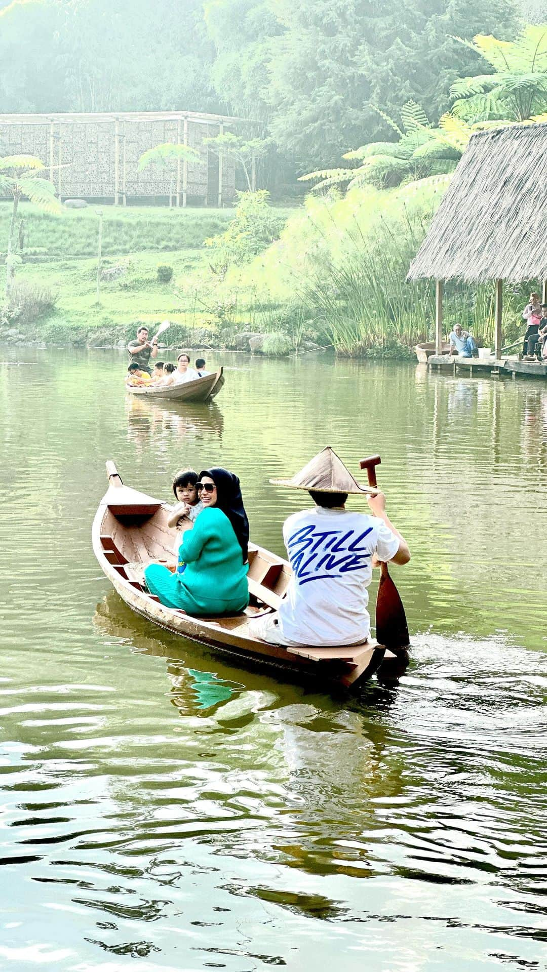 Aurelのインスタグラム：「Masya Allah..  Liburan sebelum ada adik jadi ber 4 dehh🥰🤗 Makin seruuu dan rameeee 😍😍😍」