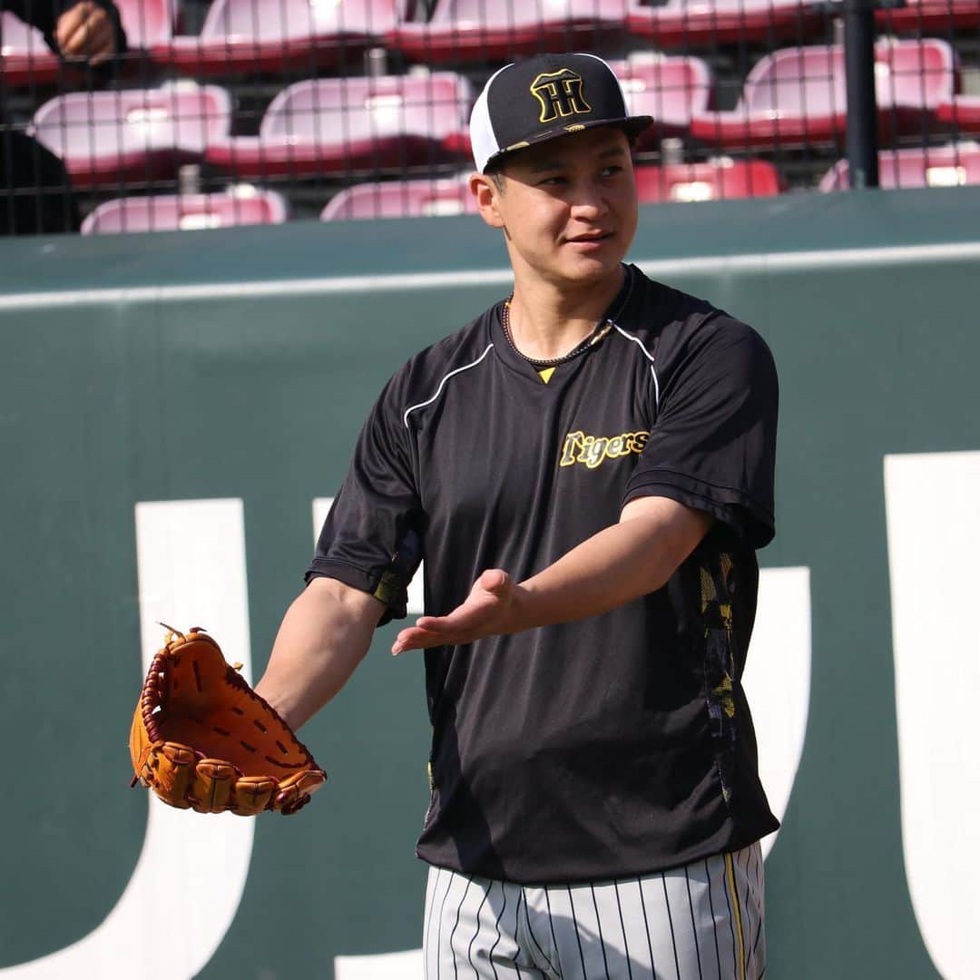 阪神タイガースさんのインスタグラム写真 - (阪神タイガースInstagram)「7月4日広島戦の試合前練習の様子です！ #植田海 選手 #中野拓夢 選手 #坂本誠志郎 選手 #木浪聖也 選手 #渡邉諒 選手 #シェルドンノイジー 選手 #馬場皐輔 選手 #島本浩也 選手 #大竹耕太郎 選手 #岩貞祐太 選手 #阪神タイガース  #JERAセリーグ #ARE」7月4日 17時47分 - hanshintigers_official