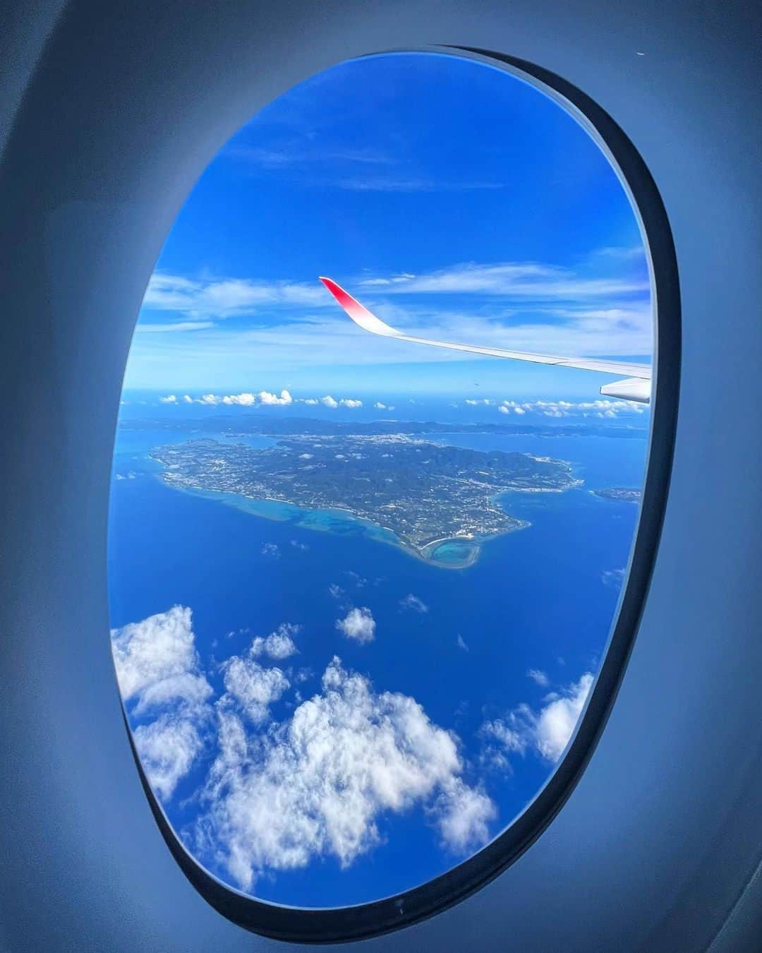JALさんのインスタグラム写真 - (JALInstagram)「. #沖縄 の青い空と海🏖️ 機内から見るとなんだかわくわくしませんか？ #FreshAirJuly . . Photo by @hamclcpr Post your memories with #FlyJAL  #JapanAirlines #JAL #airplane #✈︎ #Airbus #A350 #機内 #機窓 #ウィングレット #空活 #飛行機が好き #飛行機 #飛行機写真 #飛行機撮影 #飛行機のある風景 #飛行機のある空 #飛行機好き #空港 #旅行 #日本航空」7月4日 17時40分 - japanairlines_jal