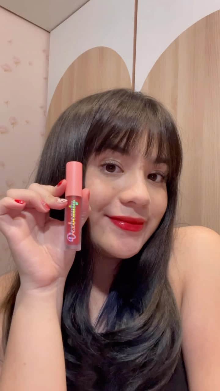 タリア・イファンカ・エリサベスのインスタグラム：「Buat aku yang suka koleksi liptint, ini warnanya bagus banget dan ringan! Nyaman banget pakenya🥺 Wajib beli sih✨✨🫶🏻 @dex.skin @derma_express」