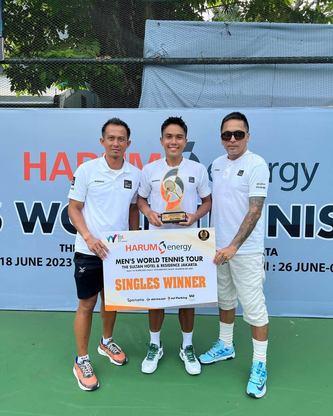Raffi Ahmadさんのインスタグラム写真 - (Raffi AhmadInstagram)「Extremely happy! 🙌🏽 My first title in the last week on 15K🎖️. Was so intense, and thanks a lot for all supports. I really felt amazing! Next will be harder than this, but we’ll try our best to be better. And i will work hard for that 🦾🇲🇨🎾   📸 : @fotodaridana」7月4日 17時43分 - raffinagita1717