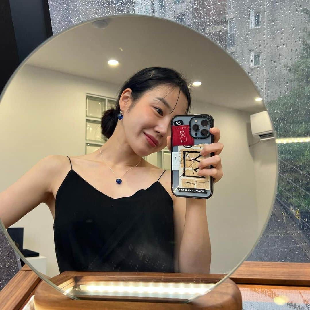 ソ・ウナのインスタグラム：「르블루 여름 캡슐 컬렉션 실물이 너무 궁금해서 비를 뚫고 다녀옴. 비오는 날의 쇼룸은 더 분위기 있고 좋네 💙 @lebleu.jewelry」
