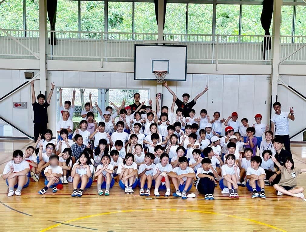 仲摩匠平のインスタグラム：「今日は広島市立五月が丘小学校へ。  今回は現役の時から行っていた「夢」授業を5.6時間目の2時間を使って行いました。  今回この企画が実現したのは後輩からの連絡でした。  「子どもたちにもっといろんな体験をさせてあげたいんです…」  最近はコロナの制限は無くなりつつあるものの、制限があった数年間は戻ってきません。  メディア等で少しは分かっているつもりでしたが、現場で子どもたちと関わっている後輩からの言葉には切実な想いがありました。  自分たちが協力できることがあるならと今回の「夢」授業が実現しました。  今回子どもたちが楽しそうにしている姿を見て、「まだまだできることがある」そう感じました。  何かお手伝いできることがあればいつでも相談してください！  できることなら全力で協力させてもらいます(^^) ・ ・ #夢授業 #バスケ #3x3 #3x3basketball」
