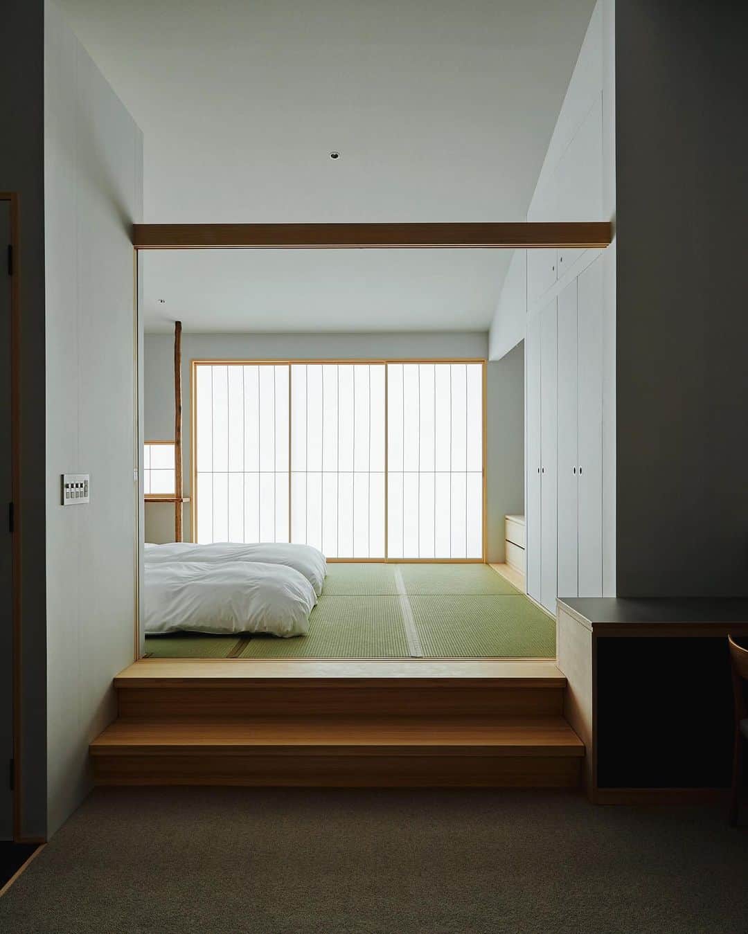 JAPAN TRIP 大人旅〜厳選の宿〜さんのインスタグラム写真 - (JAPAN TRIP 大人旅〜厳選の宿〜Instagram)「．@rokanaoshima  日本が誇る現代アートの島・直島に誕生した、 全室スイート露天風呂付き客室の大人のための宿。  全室スイートタイプで11室。 各部屋には露天風呂が備わっていて、 杉や檜といった木材、石、和紙、 土壁などの自然素材にこだわっています。  食事は「五味一風」をコンセプトに、 旬を捉えた瀬戸内海の新鮮な魚をはじめ、 地野菜、小豆島のオリーブオイルなど 豊かな食材を活かした料理を提供。  世界のアートファンが訪れる、 日本の文化と現代アートを体験できる注目の拠点です。  ＝DATA＝＝＝＝＝＝＝＝＝＝＝＝＝＝＝＝＝ 📍直島旅館 ろ霞 @rokanaoshima   ■ 香川県香川群直島町1234 ■ 11室 ■ IN 15:00～／OUT 11:00  ■ 2名：84,000円～（夕朝食付） ※目安料金です。料金は施設に確認ください。 ＝＝＝＝＝＝＝＝＝＝＝＝＝＝＝＝＝＝＝＝＝  🔸全室スイート 🔸露天風呂付き客室 🔸 瀬戸内国際芸術祭 🔸子供不可 🔸ペット不可  #香川ホテル #四国旅行 #瀬戸内 #瀬戸内観光 #現代アートの島 #直島 #ろ霞 #温泉旅館 #温泉旅行 #露天風呂付き客室 #onsen #ryokan #hotel  #大人旅jp #大人旅 #大人旅の宿 #国内旅行 #家族旅行 #ご褒美旅行 #贅沢旅行 #記念日旅行 #japantrip #japantravel」7月4日 17時49分 - otonatabi_jpn