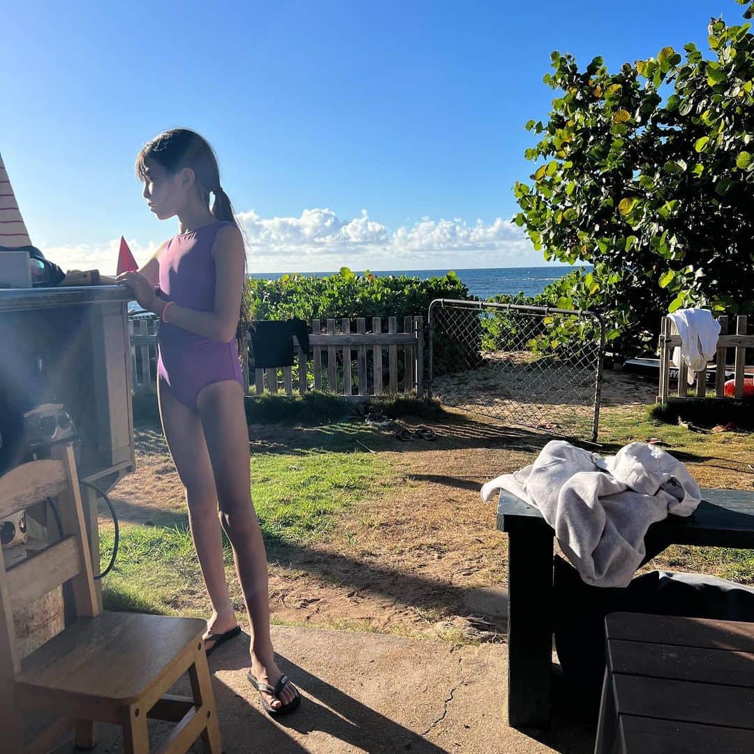 西山美希子のインスタグラム：「ワタシは他者を「うらやましい」 と思う感情をあまり持つことなく これまで生きてきましたが… 今回ハワイに来て もしかしたら生まれて初めてかも？ 世の中不公平じゃない？😭 と思うほど羨ましく感じた 先日放課後にお邪魔した ノースショアのおうち 家の目の前がビーチフロントの暮らし  家のポーチから裸足で歩いて 目の前の青い海で ウミガメのファミリーと のんびり泳がせてもらって お庭のパパイヤをもぎとって オヤツに頂き ディナーは青空キッチンで みんなでトルティーヤ焼いてタコス  子どもたちはローカルキッズたちと ゲームなんてせずに （こちらに来てかは我が子たち いつのまにかiPadもiPhoneも 触らなくなりました） ひたすら海に飛び込んだり ビーチで釣りしたりカニ捕まえたり 日本では息子ほど カニ捕りが上手な子を見たことないけど こちらの子達は息子に負けてなかった！ ここに住んだら 息子にとって夢のような毎日だろうなぁ　  同じ地球上で こんなに軽やかに 豊かな生活をしてる人達が いるだなんて！！  何かに追われるような日々 誰かと繋がっていなければ いけないような毎日 東京の生活を改めて見直したいと 思ったのでした」