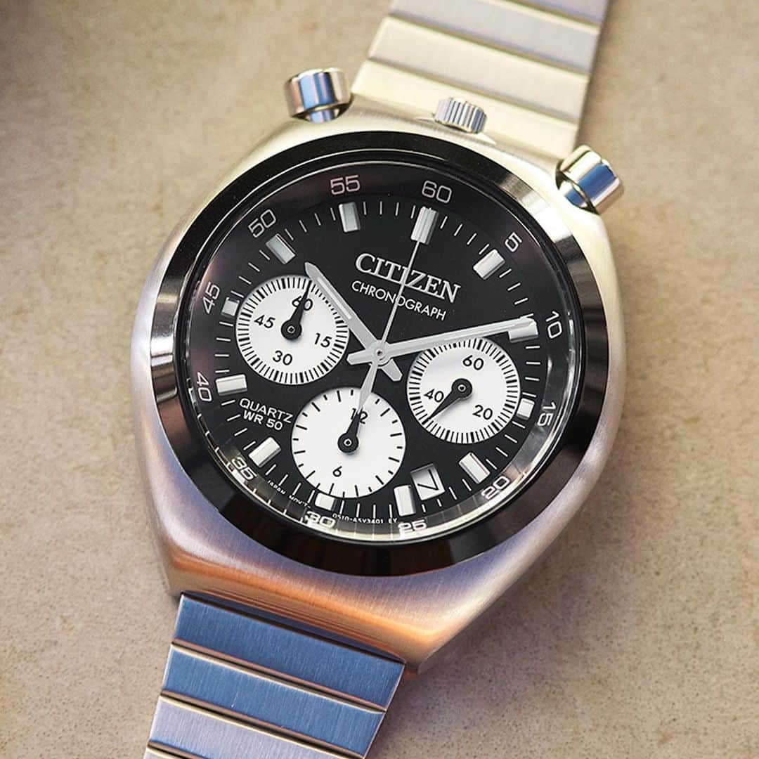 CITIZEN（シチズン時計）さんのインスタグラム写真 - (CITIZEN（シチズン時計）Instagram)「『RECORD LABEL #レコレベ』「TSUNO CHRONO」から、先月発売の新作をご紹介！  1970年代に「ツノクロノ」の愛称で親しまれた、シチズン初の本格クロノグラフ機能付き時計をルーツとしたモデルです。  やわらかなケース形状とシャープなベゼルが調和する絶妙なデザイン。  ブラックの文字板ベースとホワイトのサブダイヤルを組み合わせたカラーリングで、クールなデザインを好む方におすすめです！  【AN3660-81E ￥26,400 (税抜価格￥24,000)】 特定店取扱いモデル*    *取扱店舗は公式ホームページをご覧ください。   #シチズン #マイシチズン #citizen #citizenwatch #betterstartsnow #腕時計 #時計 #時計好き #腕時計好き #腕時計好きな人と繋がりたい #時計好きな人と繋がりたい #腕時計くら部 #watch #watches #wristwatch #watchfan #watchlover #シチズンコレクション #citizencollection #レコードレーベル #recordlabel #ユニセックス #ユニセックスコーデ #レトロ #レトロコーデ #ツノクロノ #新作」7月4日 17時51分 - citizenwatchjp