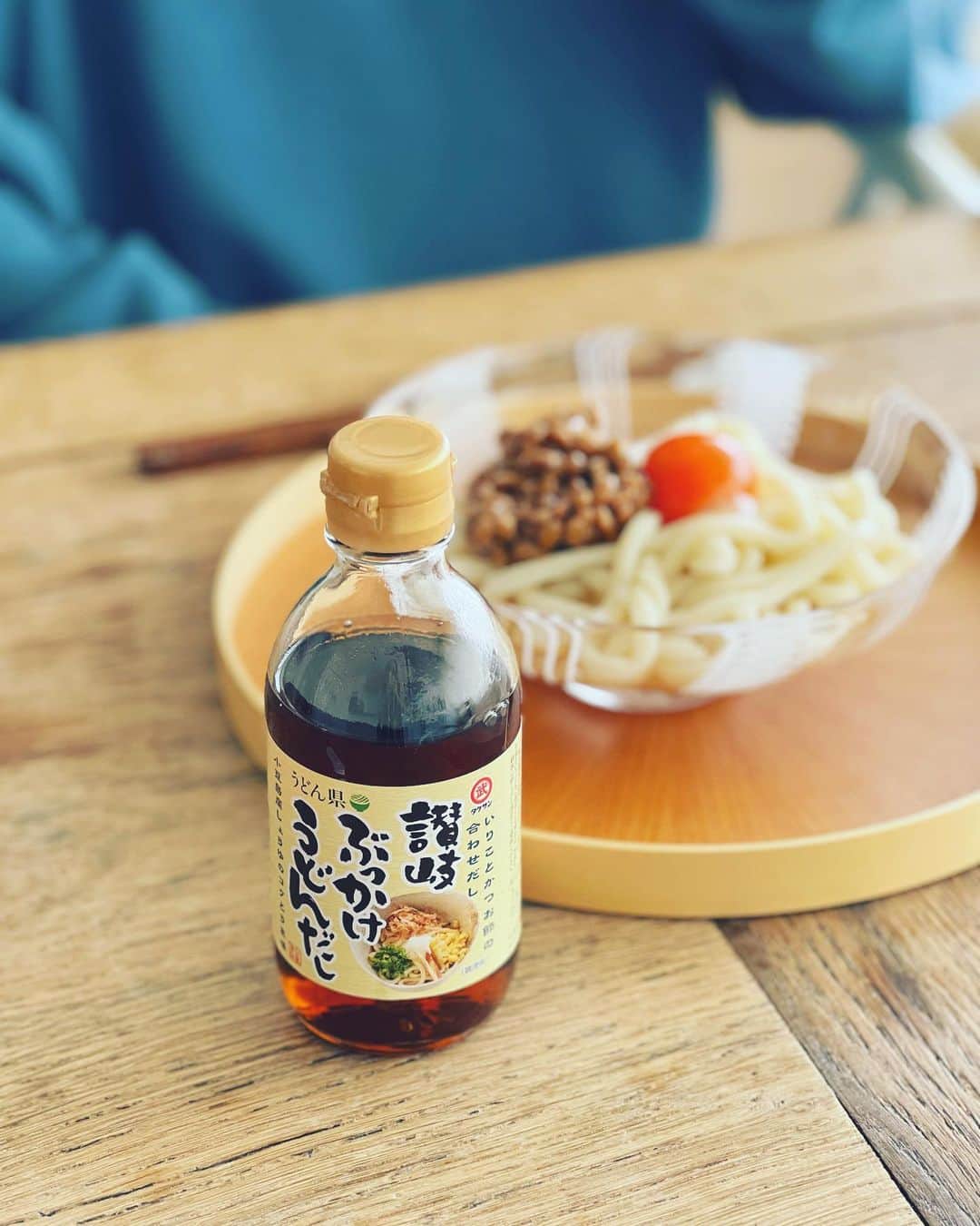 神崎恵のインスタグラム：「・ 最近の我が家の簡単めしを助けてくれている美味しく頼もしいものたち。 一枚目　納豆卵かけご飯のかわりに、 釜揚げうどんに納豆と卵。 ネギもとろろもなかったけれど、このぶっかけうどんだしがあれば簡単美味しい。 つゆやだしは自分でつくるのも好きだけれど、 「かけるだけ」なのは助かります。 この画像は朝ごはん。 わたしはお昼に茹でたての手延ひやむぎをつるりと食べました。 ２枚目　ZENBシリーズ。 個人的に、細麺×ベジとんこつ　優勝🏅 ３枚目　いただきものnewおやつ。 病みつきになっています。 ４枚目、数年リピートし続けている玄米。 息子たちも食べてます。 5.6枚目　鎌倉スパイス。 これまたハマっており、素麺にオリーブオイルとスパイス。 ５枚目はアーリオオーリオにスパイス。 ひとりのときには、小さなボールであえたまま食べちゃいます。洗い物は少なく。 ７枚目　こちらもリピートし続けているツナと冷蔵庫に必ずあるとんぶり。 マヨであえて、ごはんにのせて。 あー美味しい。  今夜はライブなので、はやめに夕ご飯の支度をする予定。 カツと春雨炒めと野菜でなにか作ろう🥬」