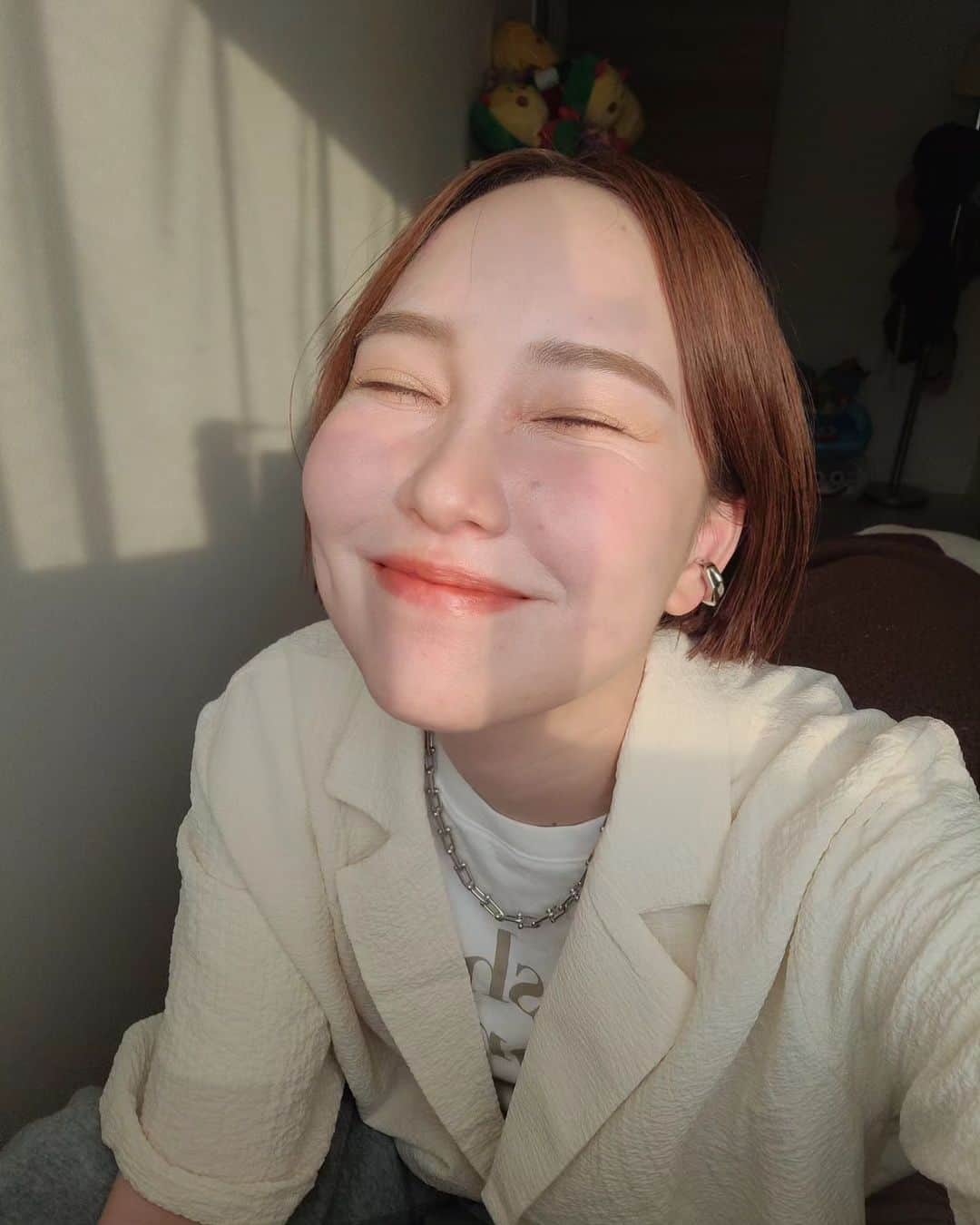 初美メアリのインスタグラム：「イエローメイク💛 つかったのはExcelのリアルクローズシヤドウ💛 ずっと裸眼だけどカラコンしてみたいなー。なんかイエローメイクとかすると目の印象もう少し強めたくなる。  ナチュラルなちゅるん色素薄い系カラコンでおすすめのがあればおしえてください👀  #スライムとコジコジ見きれてる」