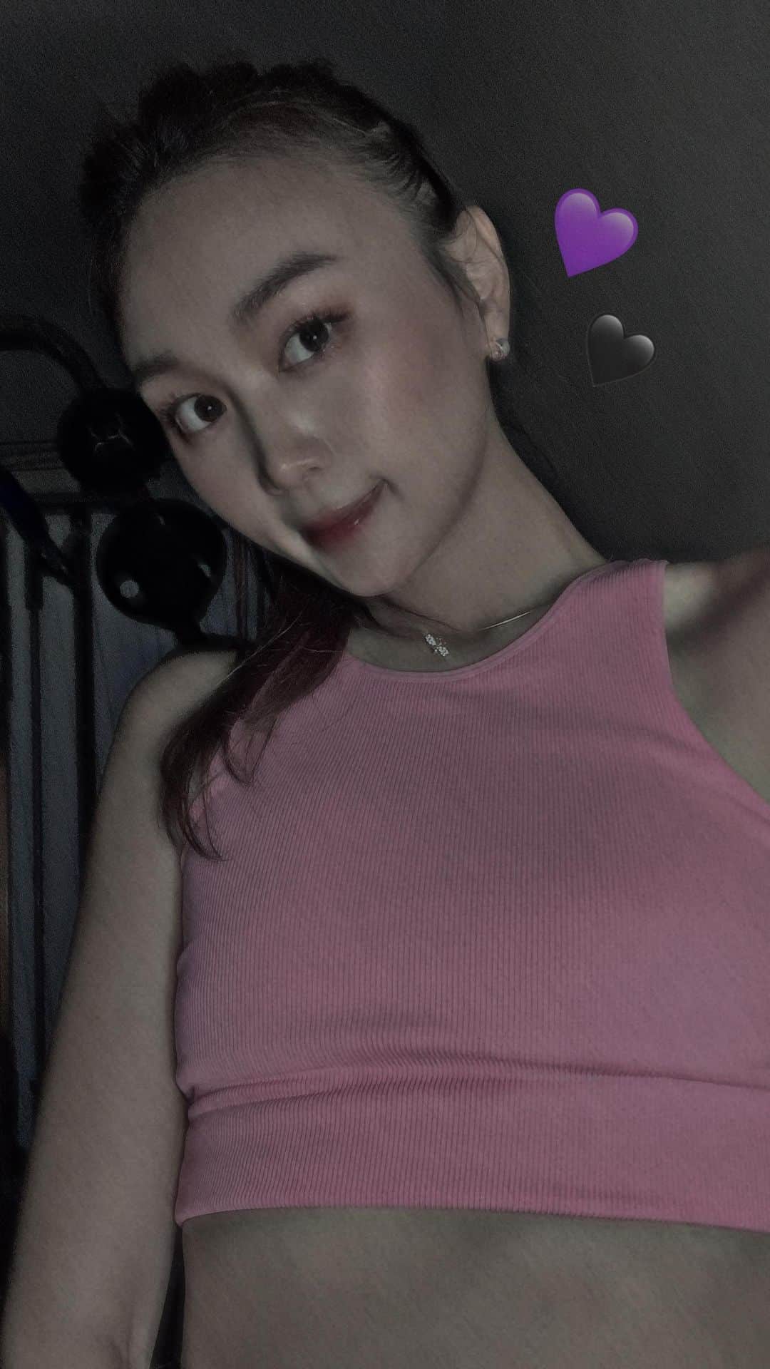 真部理子のインスタグラム：「💜𝙩𝙧𝙖𝙞𝙣𝙞𝙣𝙜〜お尻🍑〜 このトレーニングは、 外ももが張っている/骨ボコ気になる って人は試してみてね♬ ⁡ 足が太くならないように★ ⁡ ヴァリエーション沢山なこのトレーニング いろんなやり方あります！！ ⁡ ⁡ ⁡ #リコトレ #尻トレ #尻トレ動画 #トレーニング女子 #尻トレ女子 #美脚トレーニング  ⁡」