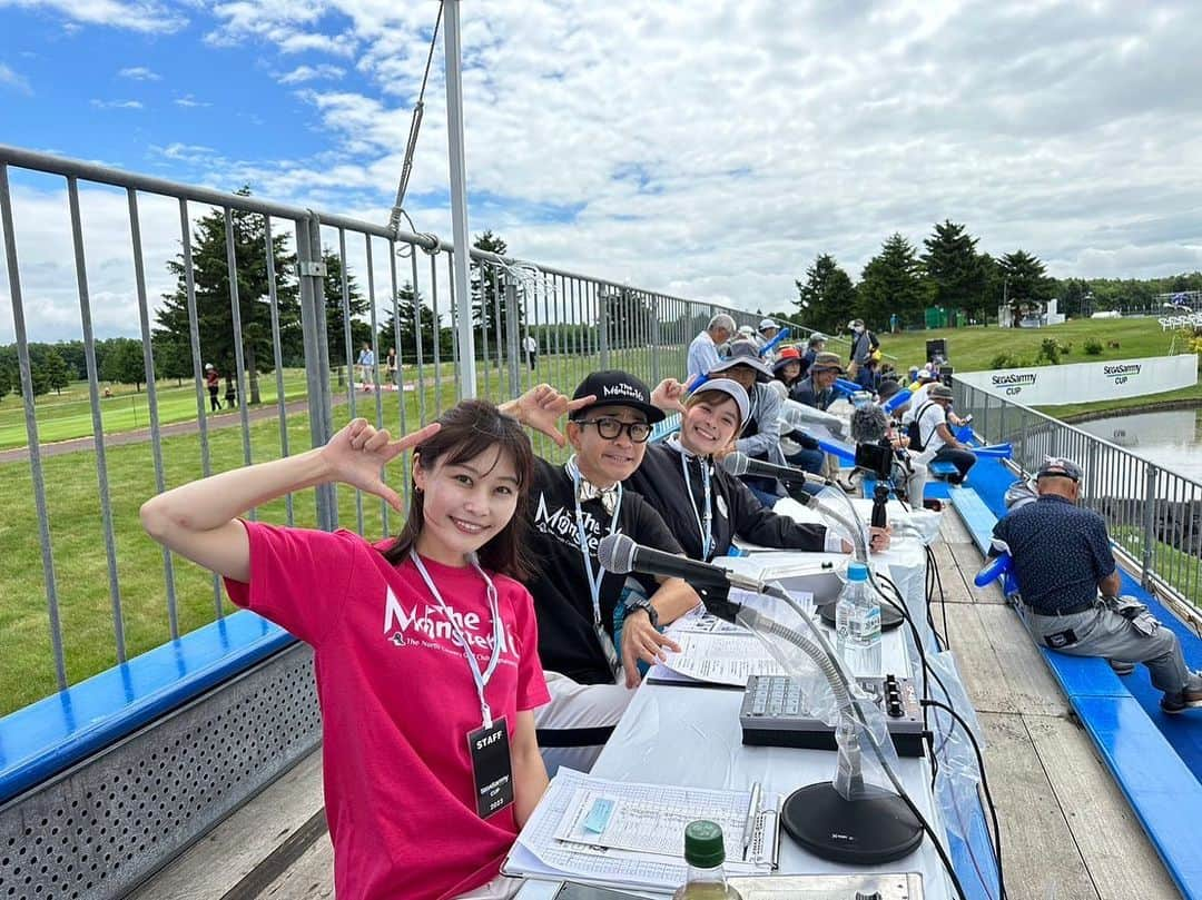 なみきさんのインスタグラム写真 - (なみきInstagram)「長嶋茂雄INVITATIONALセガサミーカップ⛳️ 今回はセガサミーさんでも初の試みであるデジタルツイン生配信に私も携わらせていただきました☺️ 今までのようにプロの試合を観れるのはもちろん、それとは別に私が現地レポーターしている画も同時にみれて、試合やギャラプラ、16番のモンスターホールなどをいろんな角度からのレポートも見れるという画期的な配信でした☺️！ 16番のモンスターホールも今までにない、試合中ずっと音楽が流れ続けるホールがあり、そこでは選手がグリーンにボールがオンすると効果音がなったり、現地にいる全員で選手を応援して盛り上がってる様子が新しいし、素敵だなと思いました！ 3枚目は解説陣豪華メンバーと、4.5枚目は16番モンスターホールで盛り上げてくださったタケ小山さんと黒カンさん！6枚目はゴルフィッカーズ、7枚目はギャラプラにあったピザブース、8枚目はセガサミーさんらしいソニックのティーマークと、そして最後には試合終わりに石川遼選手にインタビューさせていただきました☺️！光栄です😭　 内容の濃いセガサミーカップとても楽しかったですし、めちゃくちゃ勉強になったので、これからも私も上手くリポートできるように頑張りたいと思います！ そして何よりプロのプレーはやっぱり生で見たいですね！ またセガサミーカップに来て選手を応援したいなと思います！ そしてこれからも新しい試みにトライしゴルフ業界もっと盛り上がりますよーに！ ありがとうございました！ ・ ・ #golf #GOLF #ゴルフ #ゴルフ女子 #セガサミーカップ #北海道 #男子ツアー #ツアープロ #デジダルツイン #配信」7月4日 17時57分 - namiki_golf