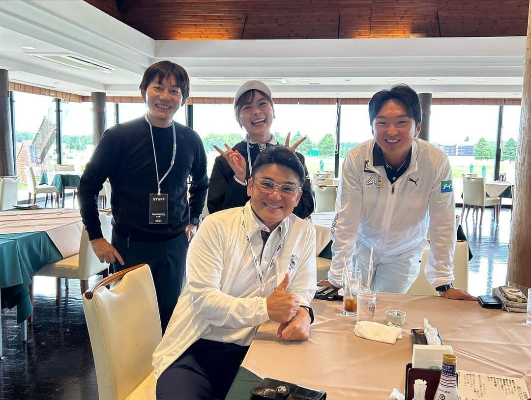 なみきさんのインスタグラム写真 - (なみきInstagram)「長嶋茂雄INVITATIONALセガサミーカップ⛳️ 今回はセガサミーさんでも初の試みであるデジタルツイン生配信に私も携わらせていただきました☺️ 今までのようにプロの試合を観れるのはもちろん、それとは別に私が現地レポーターしている画も同時にみれて、試合やギャラプラ、16番のモンスターホールなどをいろんな角度からのレポートも見れるという画期的な配信でした☺️！ 16番のモンスターホールも今までにない、試合中ずっと音楽が流れ続けるホールがあり、そこでは選手がグリーンにボールがオンすると効果音がなったり、現地にいる全員で選手を応援して盛り上がってる様子が新しいし、素敵だなと思いました！ 3枚目は解説陣豪華メンバーと、4.5枚目は16番モンスターホールで盛り上げてくださったタケ小山さんと黒カンさん！6枚目はゴルフィッカーズ、7枚目はギャラプラにあったピザブース、8枚目はセガサミーさんらしいソニックのティーマークと、そして最後には試合終わりに石川遼選手にインタビューさせていただきました☺️！光栄です😭　 内容の濃いセガサミーカップとても楽しかったですし、めちゃくちゃ勉強になったので、これからも私も上手くリポートできるように頑張りたいと思います！ そして何よりプロのプレーはやっぱり生で見たいですね！ またセガサミーカップに来て選手を応援したいなと思います！ そしてこれからも新しい試みにトライしゴルフ業界もっと盛り上がりますよーに！ ありがとうございました！ ・ ・ #golf #GOLF #ゴルフ #ゴルフ女子 #セガサミーカップ #北海道 #男子ツアー #ツアープロ #デジダルツイン #配信」7月4日 17時57分 - namiki_golf