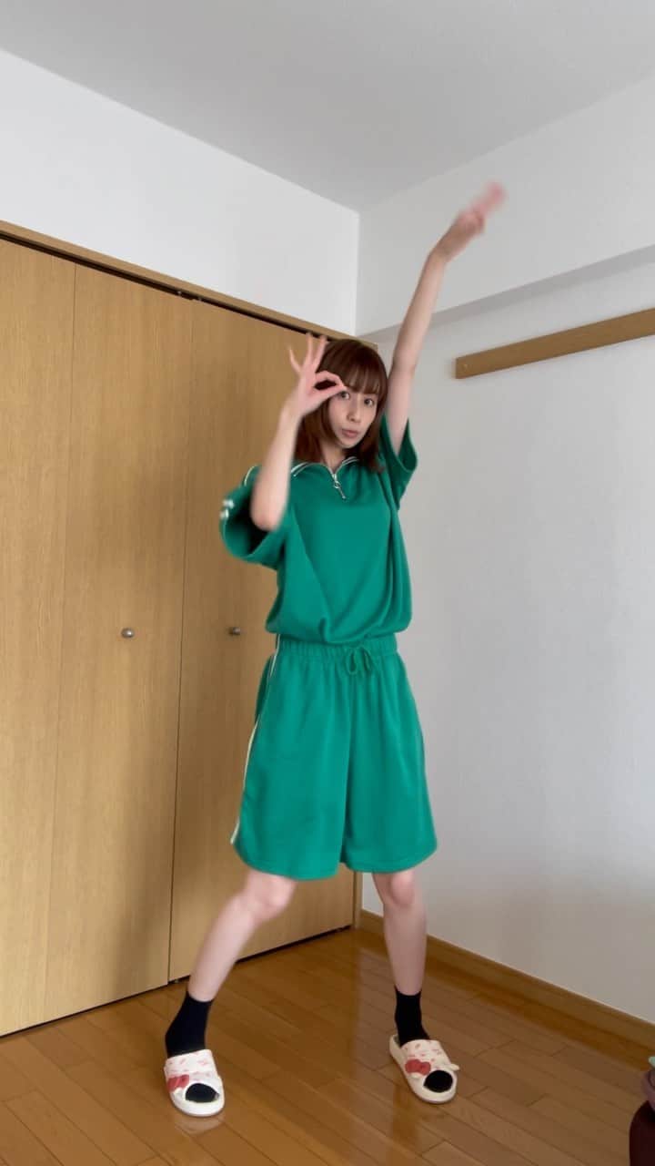 河村唯（うめ子）のインスタグラム：「Party Party /ピューロランド 振りコピしてみた💃  OMOIYARI TO YOU 8年前くらいのパレード内の楽曲。  まっすぐな歌詞がいい。 「めちゃめちゃ楽しい時には」ってとこ、好き。 踊りも、好き。ただ、意外と足複雑😂😂  全編は、youtubeに載せました。  https://youtu.be/O0K_-mPbVgg  踊ってみた系、初めて載せた！というか、youtube稼働してたのね、、えぇ。最近、稼働し始めたのですよ。 七夕っぽい、とても。  #ピューロランド #ピューロアンバサダー #partyparty #踊ってみた #sanrio」
