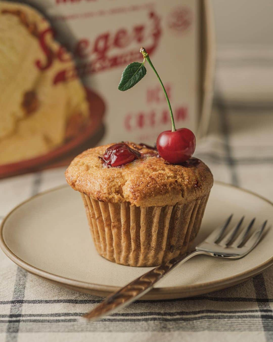 Nanaのインスタグラム：「サワーチェリーが手に入ったので色々作りました🍒 コンポートを作ってマフィンにしたり、キルシュ漬けにしてアイスに添えたり。  #写真で紡ぐ暮らしの時間 #テーブルフォト #americanretro #retrostyle #sonya7iv  #vintagestylephotography #midcenturymoderndesign #homebaked  #glutenfreemuffins」