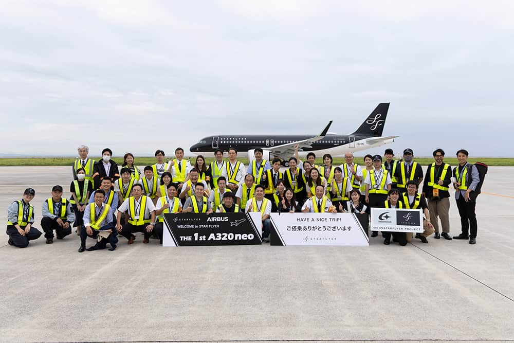 スターフライヤーさんのインスタグラム写真 - (スターフライヤーInstagram)「【A320neoデビュー！】 皆さん、こんにちは！ 機材調達担当のFです😄  先日フランストゥールーズからデリバリーしたA320neo（JA28MC）が本日、北九州→羽田 SFJ86便よりデビューしました！✈︎ 新造機導入まで様々な困難や決断がありましたが、こうして皆さまをお迎えでき、Fは大感激です！ 初便は社員でお見送りも行いました！機内から手を振って下さった皆さま、ありがとうございました！  改めてSFJのA320neoのポイントをご紹介します！ ① エンジンが新しくなり燃費が最大20%改善✨ ②AIRBUSの最新客室仕様「AIRSPACE」を国内線単通路型機で初導入！シート上の収納棚が大きくなり、機内照明もカラフルに！トイレはタッチレス機能がつきました。 ③無料Wi-Fiを搭載！上空でネット接続が楽しめます📱 ④新型シートを導入！座り心地がUPしました！  羽田-北九州/福岡/関西線を中心に運航されるので、皆さんも是非お乗りいただき、感想を教えてくださいね。 ご搭乗お待ちしております！  #スターフライヤー #STARFLYER #A320neo」7月4日 17時59分 - starflyerjapan