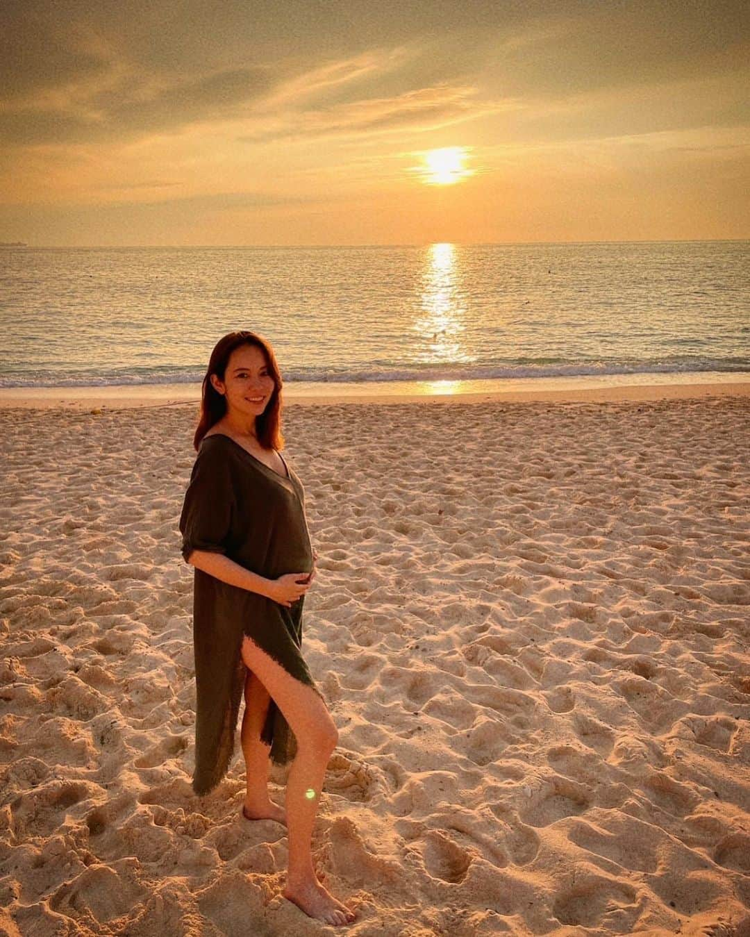 鮎河ナオミさんのインスタグラム写真 - (鮎河ナオミInstagram)「26 weeks🧡 My baby’s super active😂 I can even see the baby’s kicks on the outside and it’s the strangest yet best feeling I’ve ever had💛  お腹の中で元気に動きまくってます😳  #26weeks #babykicks」7月4日 18時00分 - naomiayukawa