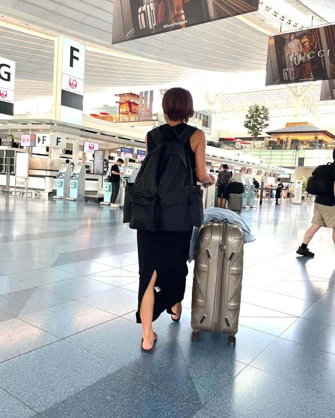 cocaさんのインスタグラム写真 - (cocaInstagram)「NEW IN🎒✈️  海の日まで『残り約2週間』🤤✈️ 旅行に行かれる方も多いのではないでしょうか？  旅行もこれ1つで◎ビッグサイズリュックが登場です🫡! 大きいので着替えを入れて旅行バッグとして、 便利な内ポケット/チャック付きのポケット/ 500mlのペットボトルがすっぽり入るサイドポケットと使い勝手抜群🔥  耐荷重は30kgと荷物をたくさん入れても◎です🎒 かなりビッグサイズなので女性には大きめです🙇‍♀️  @coca__kaori 163cm (1,4枚目) STAFF 178cm (2枚目) STAFF 152cm (6枚目) ----------------------  販売中のアイテムは画像をタップし、 タグよりご確認くださいませ🤳  ----------------------  ※画像は加工を加えているため実際のお色味とは少し異なる場合がございます。  #coca_code #コカコーデ#楽ちんコーデ #お出かけコーデ #春コーデ#休日コーデ#キレイめカジュアル #爽やかコーデ #大人カジュアル #大人コーデ #大人の休日 #コスパコーデ #ママコーデ #リュックサック #大容量バッグ #大きめリュック #旅行バッグ #旅行用品 #バックパック #여름코디」7月4日 18時02分 - coca_official_store