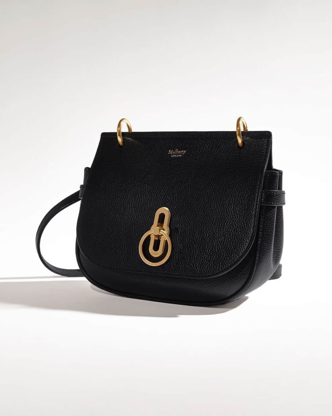 マルベリーのインスタグラム：「A moment for the Small Amberley Satchel in black.  #MulberryAmberley」