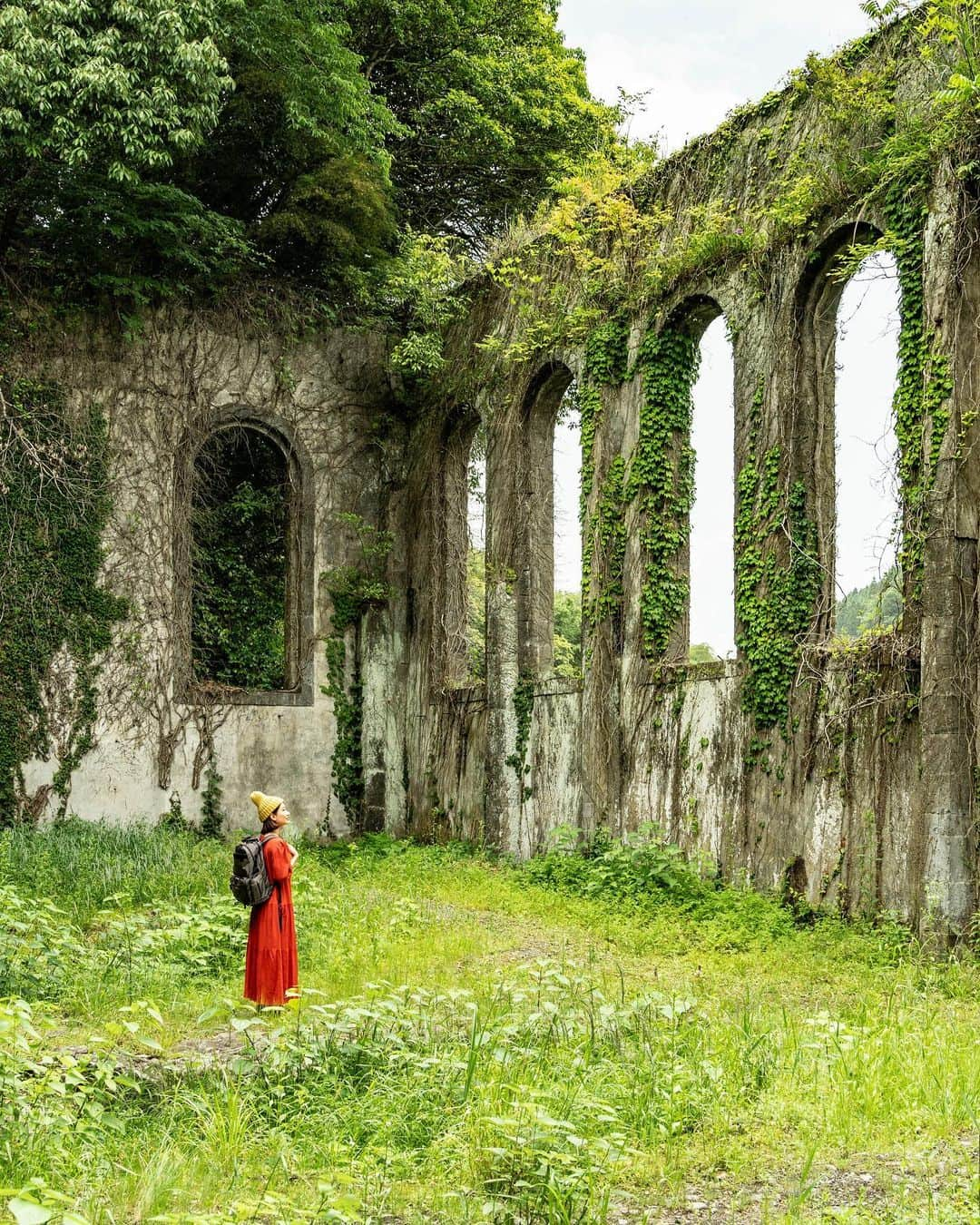 詩歩のインスタグラム：「📷 May 2023 📍 大分県 豊後大野市 沈堕発電所跡 / Ruins of Chinda Power Plant , Oita Japan @satonotabiii  まるでファンタジーの世界に入り込んだようなスポット🌿  ここは大分県にある #沈堕発電所跡 。明治時代に建てられた水力発電所の跡地で、隣接する名瀑 #沈堕の滝 とともに観光スポットとして整備されています。  かねてより廃墟好きな私ですが、こういう素敵な場所って行きづらい場所が多くて…。でもここは駐車場から近い上に、遊歩道も整備されていてびっくり😳（嬉しい〜！）  石造りの外壁やアーチ状の窓枠、そしてそこに絡まる蔦がなんともいえない雰囲気を醸し出していて、とても幻想的なスポットでした✨  大分県豊肥振興局 @houhi.official さんのお仕事で巡ってきました！大分県の他の写真はこのタグでまとめています / Posts of this area can be found in this tag.→ #shiho_oita   A spot that looks like you have entered a fantasy world. This is the site of the #ChindaPowerPlant in Oita Prefecture. It is the site of a hydroelectric power plant built in the Meiji era, and is maintained as a tourist spot along with the adjacent  famous #ChindaFalls . I have always been a lover of ruins, but many of these wonderful places are hard to get to... but this place is close to the parking lot and has a well-maintained promenade, which was a surprise!  The stone exterior walls, arched window frames, and the ivy that twines around them create an indescribable atmosphere, making it a very magical spot.  ©︎Shiho/詩歩」