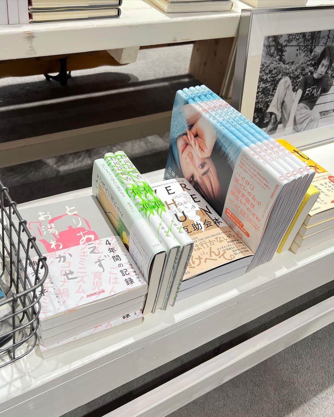 山崎怜奈さんのインスタグラム写真 - (山崎怜奈Instagram)「📚 大好きな人たちと、楽しい楽しい本の話。綾子さんにおすすめしてもらった作品は全部読みたくなってしまいます。今回も吸い込まれるように手の中に数冊……  以前 @cotogotobooks でサイン本を受注販売したご縁で、ポップアップショップでも「山崎怜奈の言葉のおすそわけ」置いていただいています。ありがとうございます！  そしていつも以上に真っ黒な私たち。 「とんこつQ&A」読み終わったら貸してください！ 　 🐦‍⬛🐦‍⬛🐦‍⬛」7月4日 18時05分 - rena_yamazaki.official