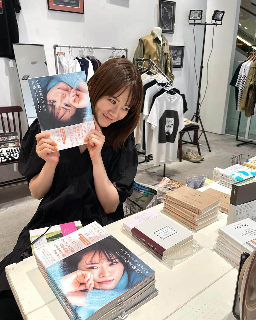 山崎怜奈さんのインスタグラム写真 - (山崎怜奈Instagram)「📚 大好きな人たちと、楽しい楽しい本の話。綾子さんにおすすめしてもらった作品は全部読みたくなってしまいます。今回も吸い込まれるように手の中に数冊……  以前 @cotogotobooks でサイン本を受注販売したご縁で、ポップアップショップでも「山崎怜奈の言葉のおすそわけ」置いていただいています。ありがとうございます！  そしていつも以上に真っ黒な私たち。 「とんこつQ&A」読み終わったら貸してください！ 　 🐦‍⬛🐦‍⬛🐦‍⬛」7月4日 18時05分 - rena_yamazaki.official