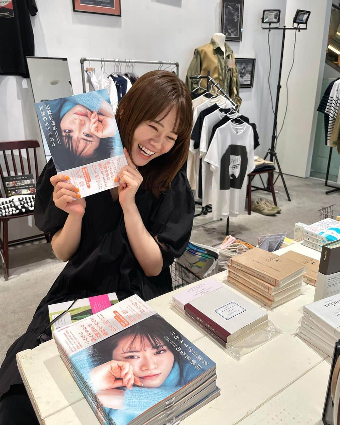 山崎怜奈さんのインスタグラム写真 - (山崎怜奈Instagram)「📚 大好きな人たちと、楽しい楽しい本の話。綾子さんにおすすめしてもらった作品は全部読みたくなってしまいます。今回も吸い込まれるように手の中に数冊……  以前 @cotogotobooks でサイン本を受注販売したご縁で、ポップアップショップでも「山崎怜奈の言葉のおすそわけ」置いていただいています。ありがとうございます！  そしていつも以上に真っ黒な私たち。 「とんこつQ&A」読み終わったら貸してください！ 　 🐦‍⬛🐦‍⬛🐦‍⬛」7月4日 18時05分 - rena_yamazaki.official