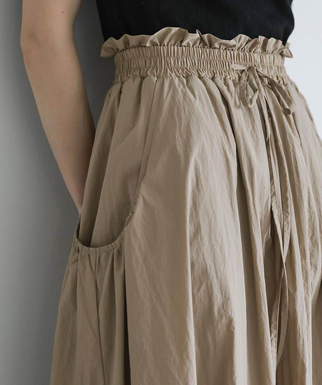 moca さんのインスタグラム写真 - (moca Instagram)「✔︎PRE ORDER  today 18:00 〜 予約販売開始 ※blackのみ予約となります  大好評のボリューミーなフレアスカート。 裏地付き&ウエストゴム仕様でストレスフリーな着用。 コンパクトなトップスとのスタイリングが◎  ナイロンボリュームスカート ¥5,500 カラー : グレイッシュページ / ブラック  #selectmoca  #セレクトモカ」7月4日 18時05分 - selectmoca