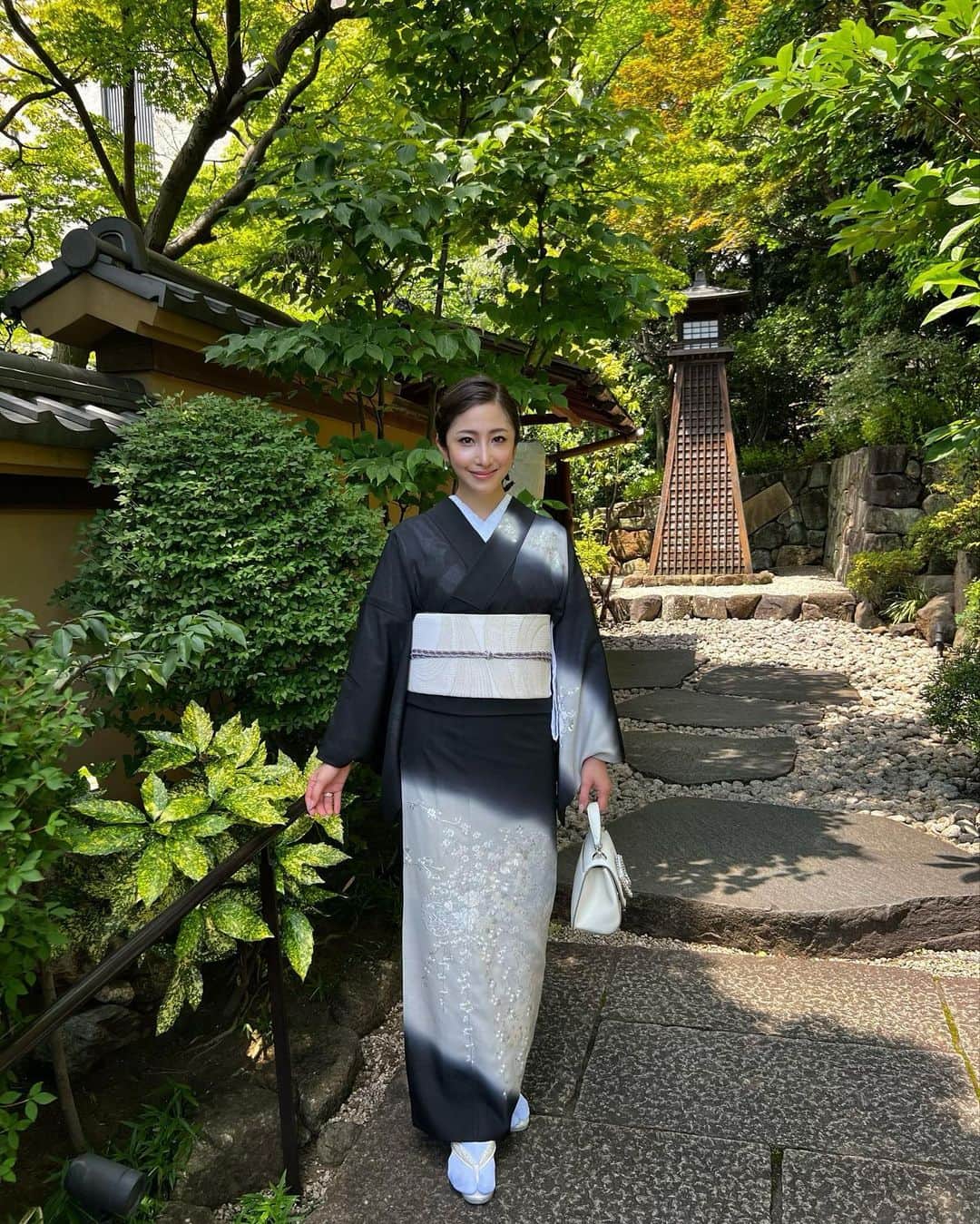 雨宮みずきさんのインスタグラム写真 - (雨宮みずきInstagram)「@kimonokouei8 さんのKimono🖤  夏で暑いし涼しげな色にしようかなと 思ってたけど袖を通してみるとやっぱり黒がしっくり🖤 流れる柄が七夕の天の川にも見えて即決🥹👸🏼🤴🏼🌌🌠🎋💕  夏に着るお着物『絽』には帯、帯締め 帯揚げも夏仕様の物を選んでくれました☺️🌻🍉🍧👘 髪飾りも星座みたいに可愛くしてくれた😍🌟🌃 いつもありがとうございます🙇‍♀️💕  #kimono #kimonofashion #kimonogirl #ginza #着物 #着物興栄 #銀座着物 #銀座」7月4日 18時05分 - ammymzk0926