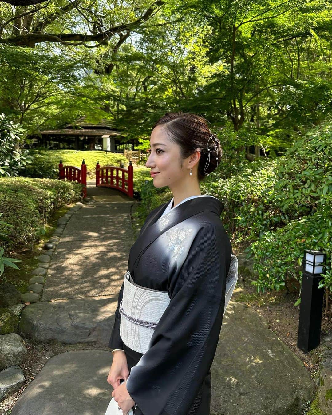 雨宮みずきさんのインスタグラム写真 - (雨宮みずきInstagram)「@kimonokouei8 さんのKimono🖤  夏で暑いし涼しげな色にしようかなと 思ってたけど袖を通してみるとやっぱり黒がしっくり🖤 流れる柄が七夕の天の川にも見えて即決🥹👸🏼🤴🏼🌌🌠🎋💕  夏に着るお着物『絽』には帯、帯締め 帯揚げも夏仕様の物を選んでくれました☺️🌻🍉🍧👘 髪飾りも星座みたいに可愛くしてくれた😍🌟🌃 いつもありがとうございます🙇‍♀️💕  #kimono #kimonofashion #kimonogirl #ginza #着物 #着物興栄 #銀座着物 #銀座」7月4日 18時05分 - ammymzk0926