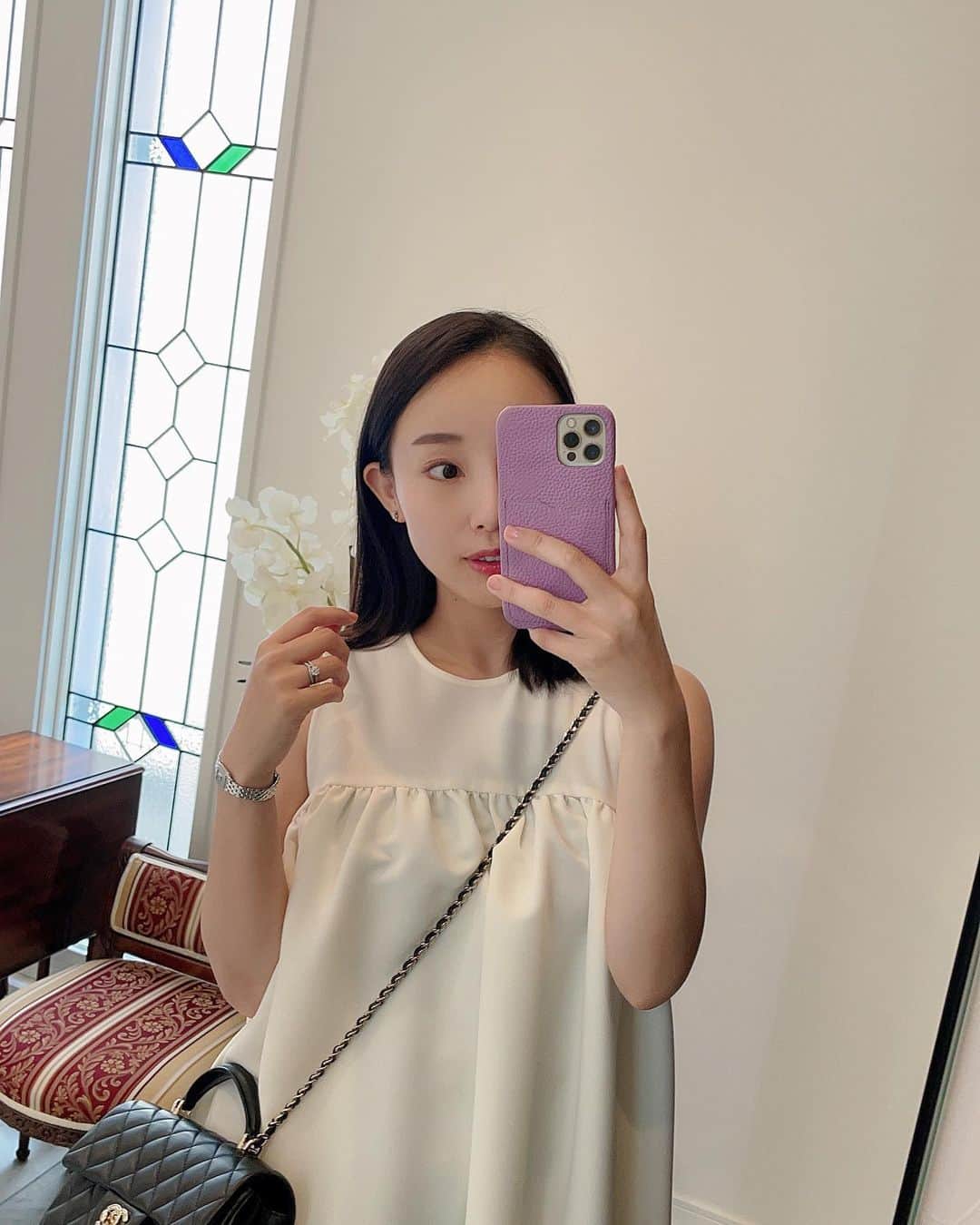 田中麻衣のインスタグラム：「自宅で洗えるお洋服ばかり着ています。  ホワイトでも洗えるお洋服なら子連れでも怖くない。  @yokochanjapan  @chanelofficial」