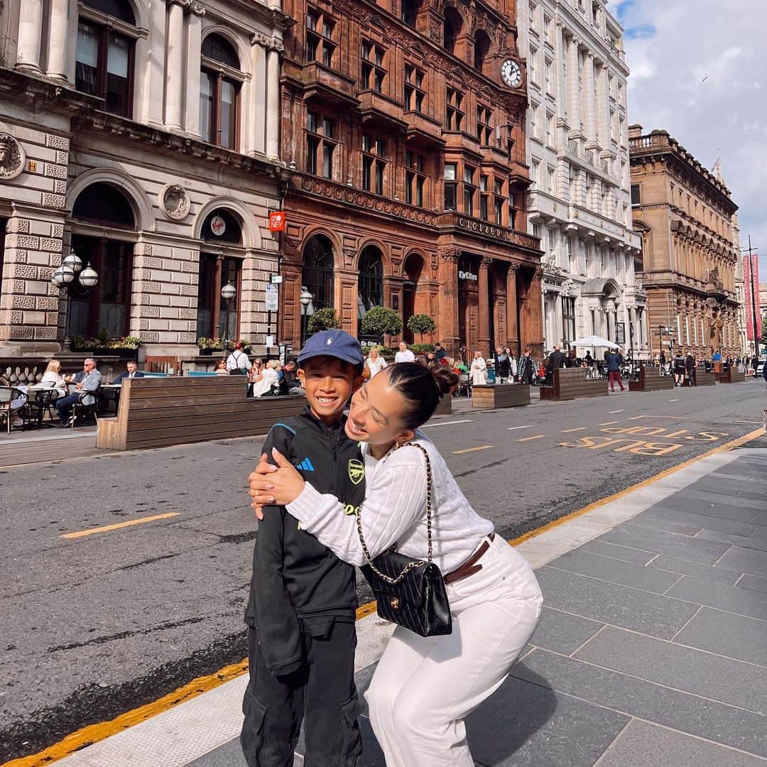 Jennifer Bachdimのインスタグラム：「We made it to Scotland 🙏🏼❤️ our most important destination of our holidays !!  . . Kenji, I am so proud of you! From a one week camp in Bali hosted by @finnsrecclub & @rangersfc to one week Elite Trainingscamp in Scotland 🙏🏼 You are one of the 4 chosen kids to join this program and I am so proud of you! I love seeing you so determined, working hard for your goals with so much joy and happiness. You’re off at camp since yesterday and I miss you already! I’m sure you’ll have so much fun and I can’t wait to hear all about it! Mama loves you so much ❤️ I’ll be there all along to support, help and of course I’ll always have your back my boy @kenjizizoubachdim #proudMama #teamBachdim」