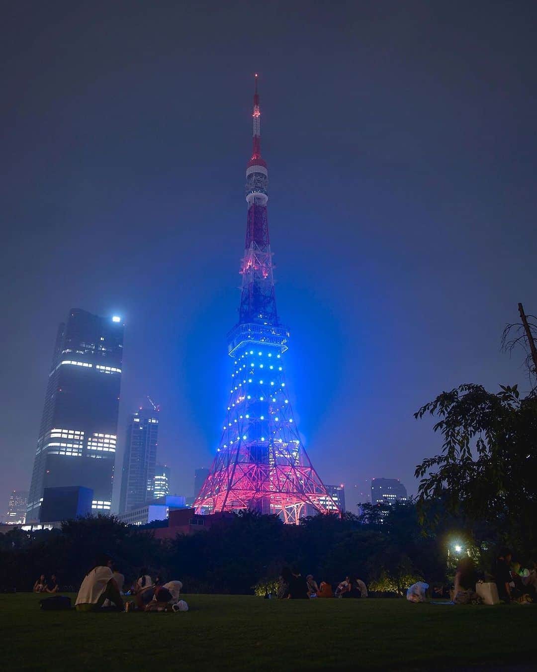 東京タワーさんのインスタグラム写真 - (東京タワーInstagram)「. 昨日、7月3日（月）は 満月ダイヤモンドヴェールの スペシャルライトアップ🌕   満月の光を際立たせる為に タワー上部を消灯しました！   昨日は、あいにく雲が多かったため 満月 🌕 は、見えづらかったようですが、   Your Tokyo Tower🗼から @you.itabashi さんのお写真をご紹介！   素敵なお写真をありがとうございました😊  --------------------------------  【 お知らせ 】   東京上空150mに現れるかがやきの星空世界 夏の風物詩「天の川イルミネーション」を開催！  開催期間は、 6月16日(金)～9月24日(日)  詳細はプロフィールの ストーリーズハイライト「天の川」から↓↓↓ @tokyotower_official  --------------------------------  #東京タワー #東京タワー🗼  #tokyotower #tokyotower🗼」7月4日 18時07分 - tokyotower_official