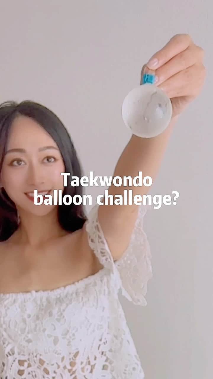 梨衣名のインスタグラム：「Have you ever tried this Japanese slimy sweets? 🎈Mizumaru Mochi in balloon  風船割りチャレンジやってほしい という声をいただいた結果こうなった。  ずっと気になってたけど、本当にちゅるちゅるで美味しかった☺️✨  日本京都甜点🍮的新概念来啦！ 水气球团子（水まる餅）听说过吗？ #balloonchallenge」